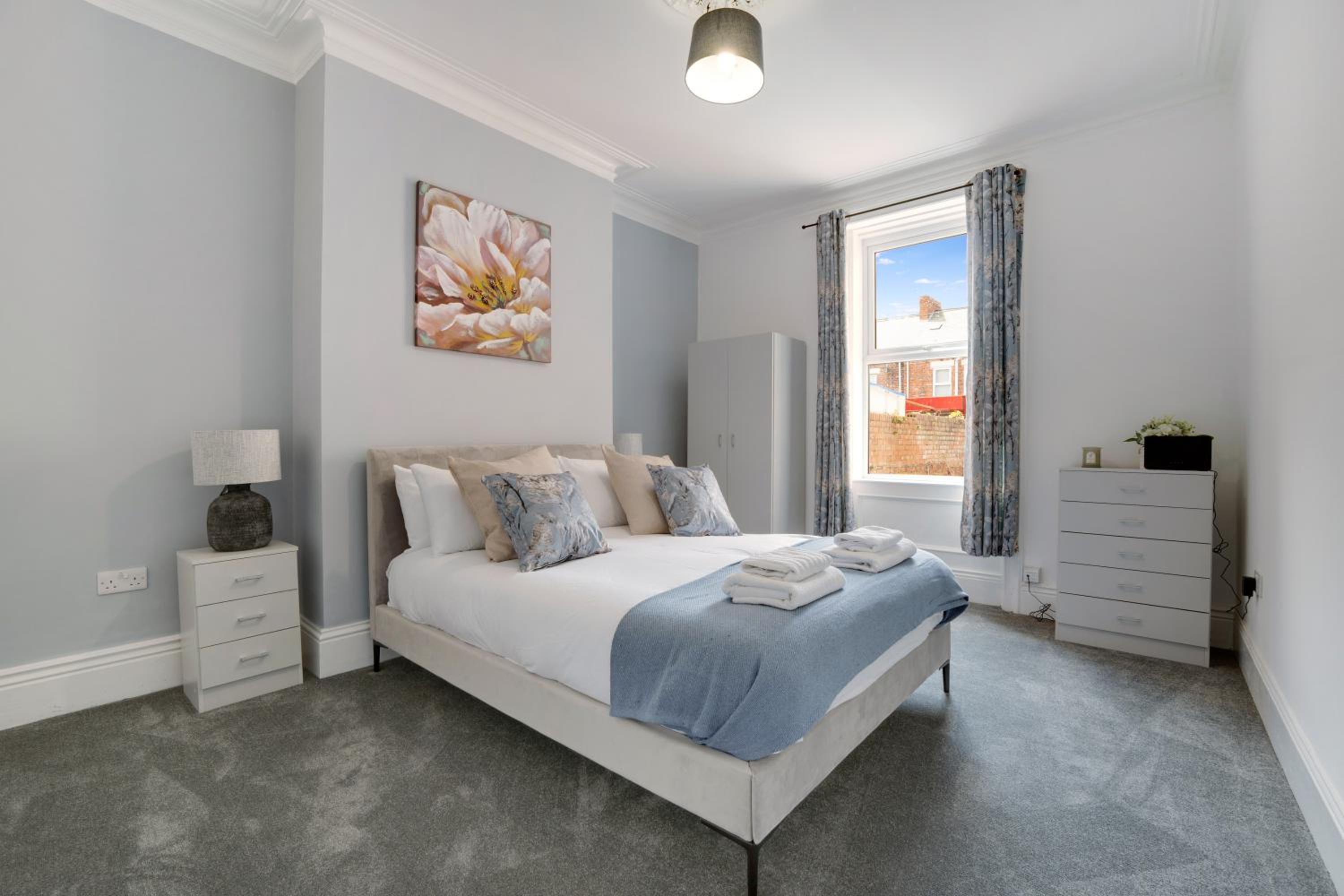 NEW! Stunning 4 Bedroom Home in South Shields by Stay With Us, Perfect for Families & Contractors!, FREE Parking! view 3