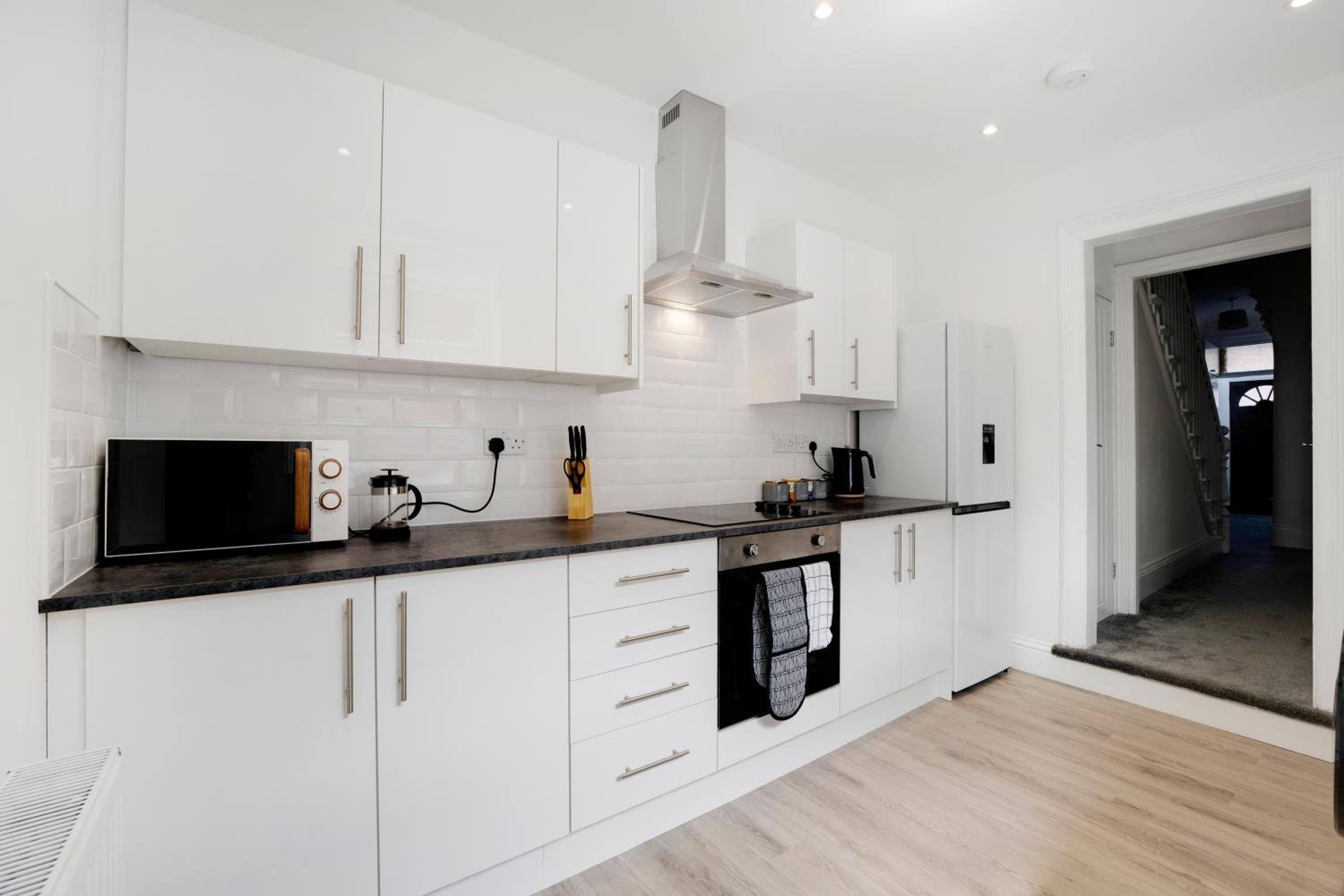 NEW! Stunning 4 Bedroom Home in South Shields by Stay With Us, Perfect for Families & Contractors!, FREE Parking! view 4