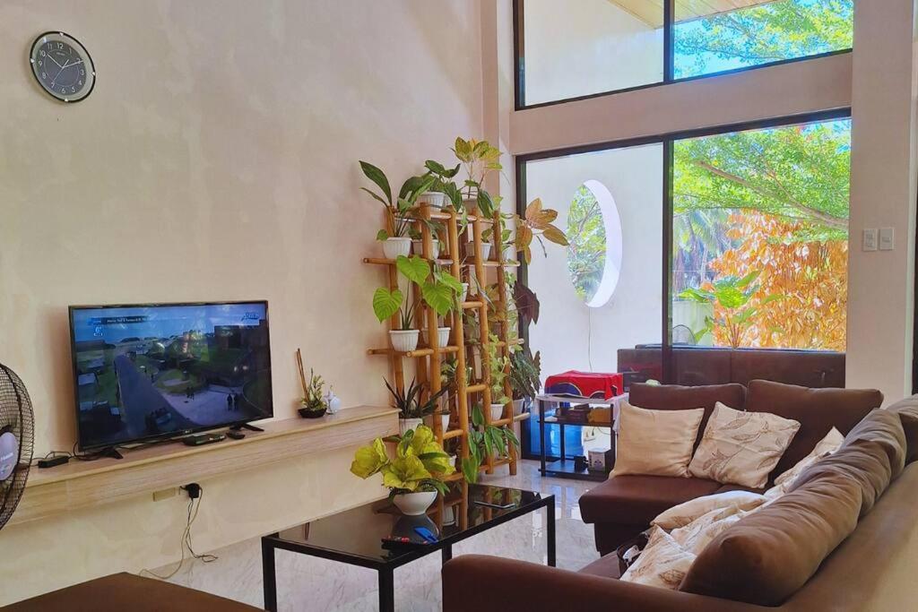 Camotes Island Villa - 9 minutes to Beach - WiFi