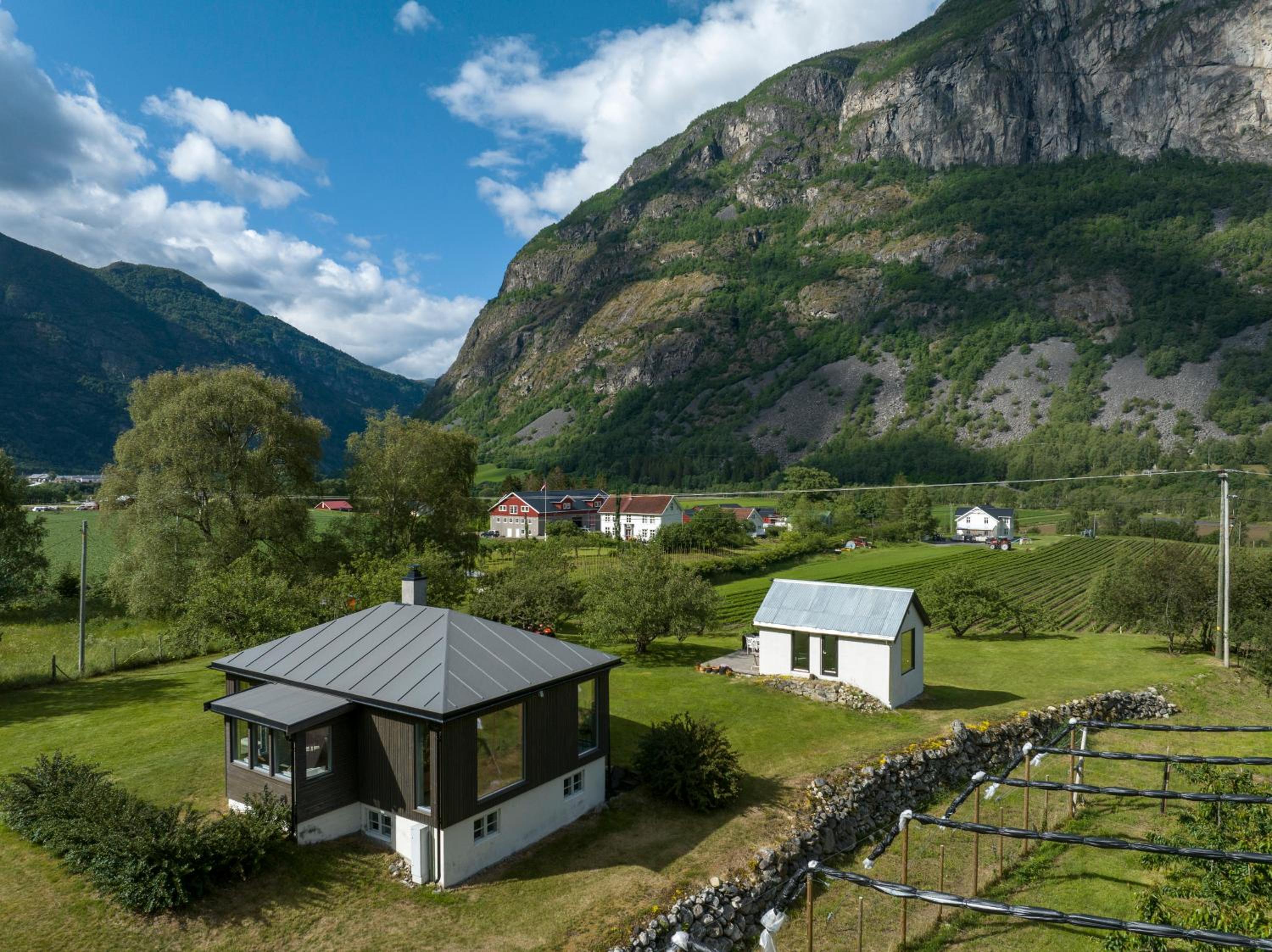 Jordeplegarden holiday home - Part of a farm - Two buildings - Close to Flåm view 3