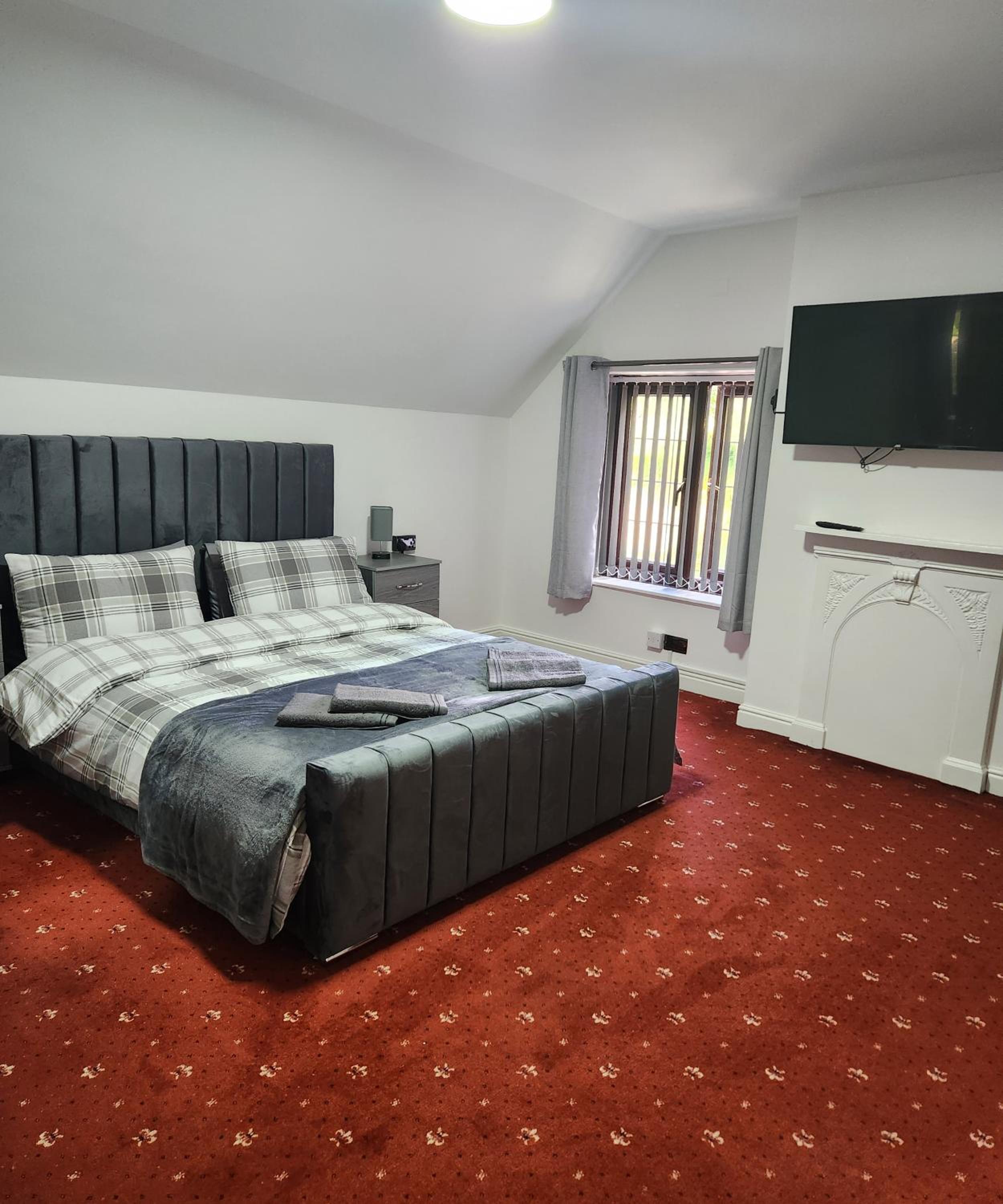 Rainsough Cottage Guest House - Sleeps upto 8 with ensuite - Free Parking & WiFi