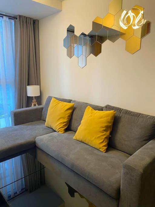 Faye's cozy & modern 1BR at Uptown BGC view 5