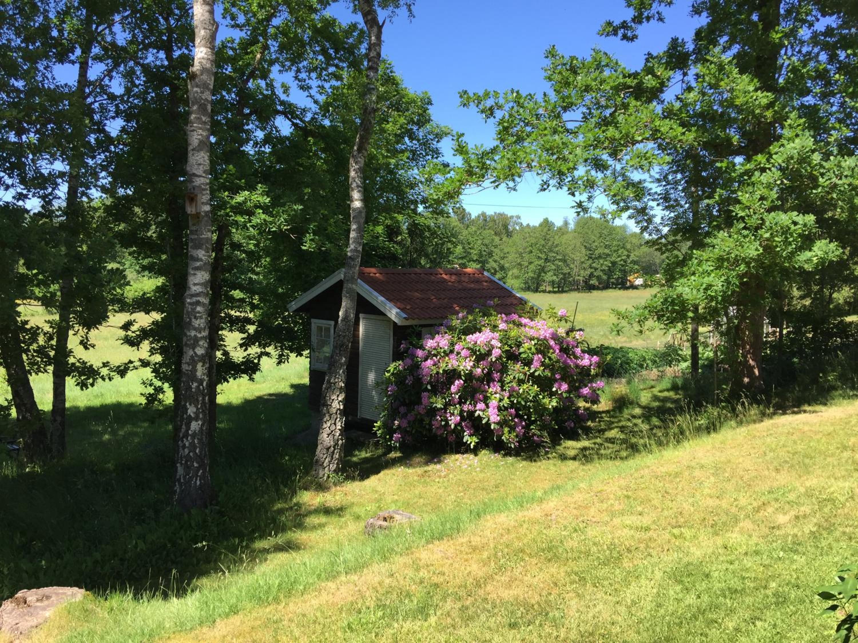 Rymligt boende i en fantastisk villa! Bo helt PRIVAT som enda gäster och boende! Nära NATUREN, lokala bekvämligheter och lätt att resa till med bil, buss e view 5