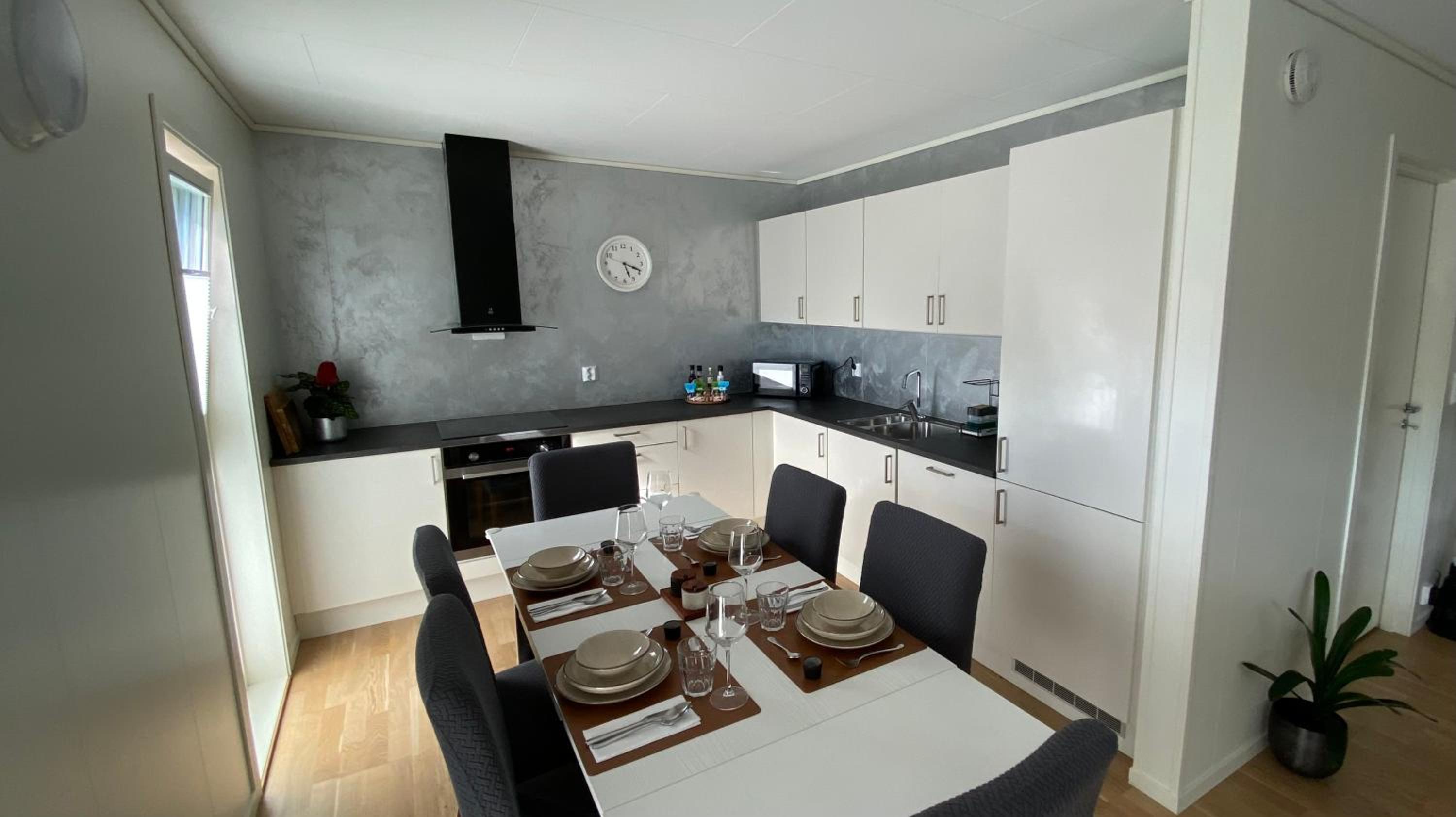 Modern 2 Bedroom Apartment - Fast Wifi - Free Parking - 19 km to Pulpit Rock - Experience A Cozy Getaway view 3