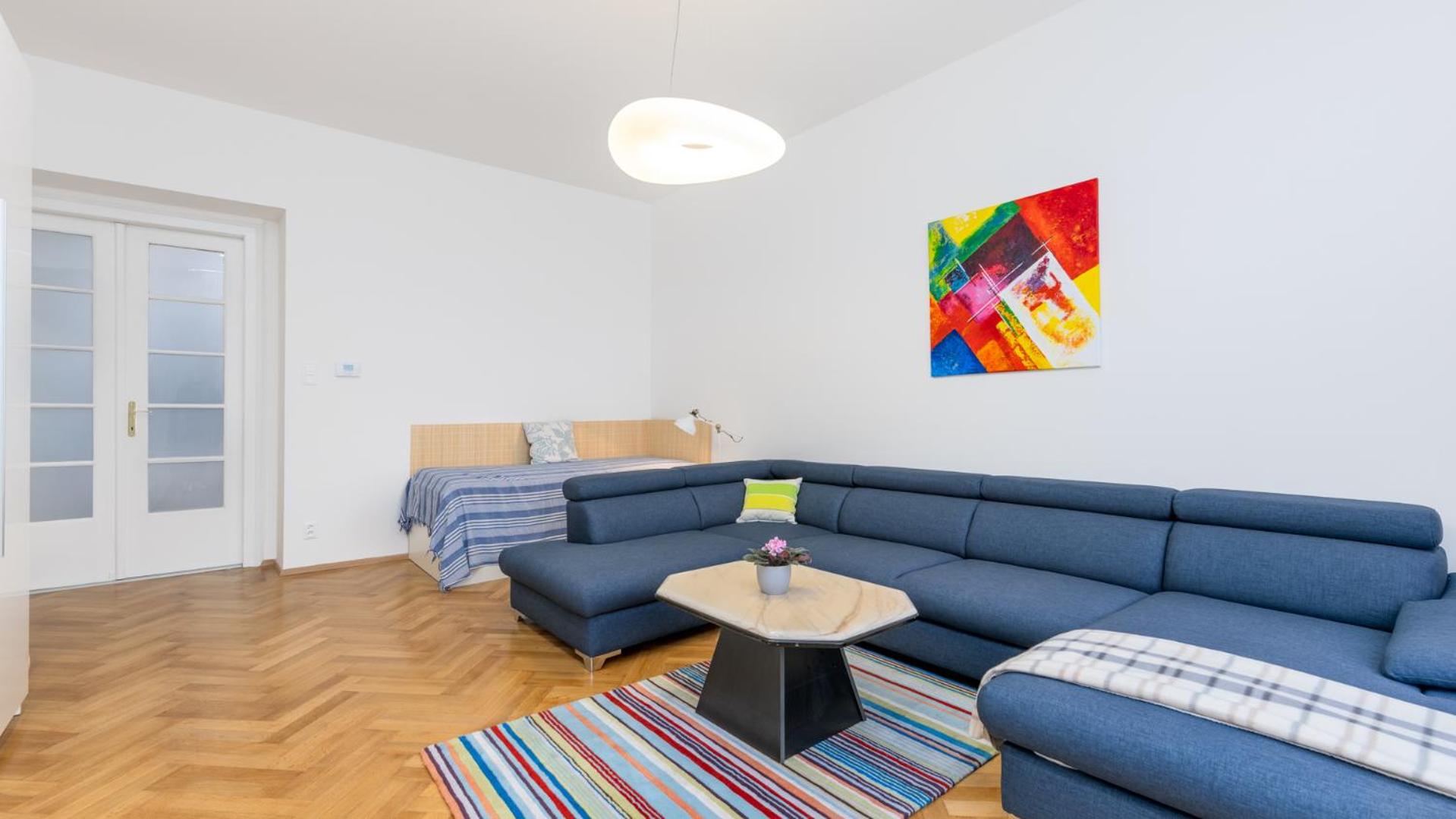 Palisady Charm - Stylish High Ceiling, Downtown, Parking view 2