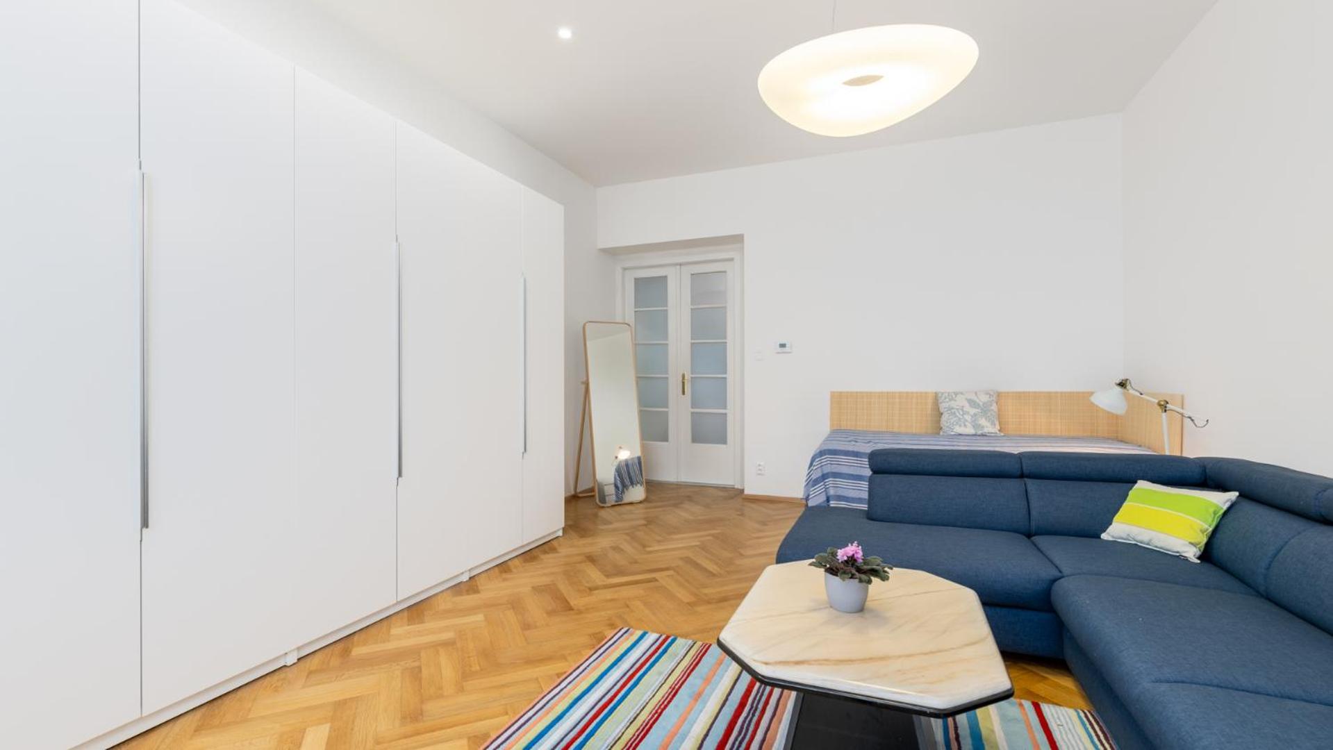 Palisady Charm - Stylish High Ceiling, Downtown, Parking view 3