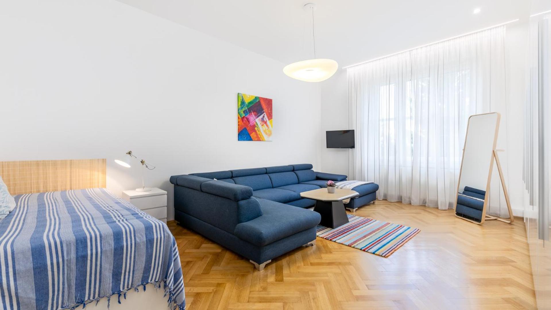 Palisady Charm - Stylish High Ceiling, Downtown, Parking view 4