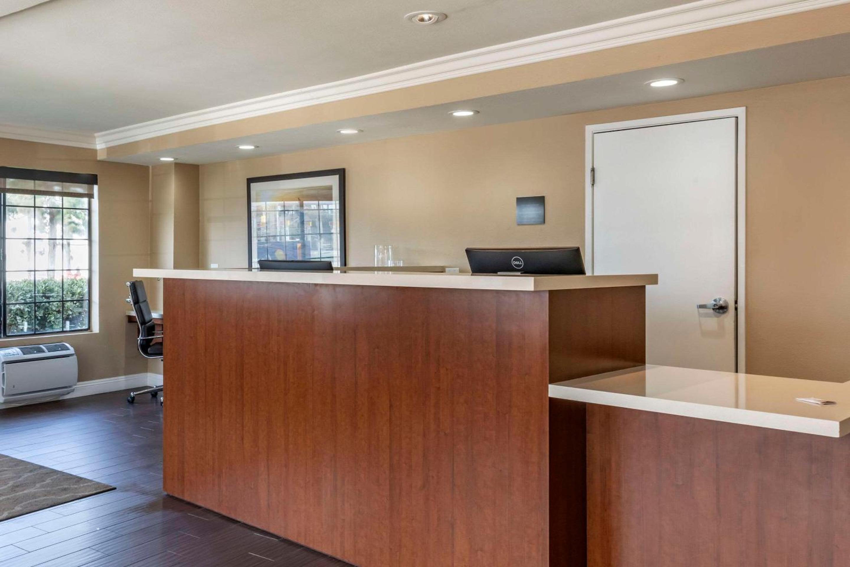 Ventura Vacations - Comfort Inn Suites Ventura Beach - Property Image 32