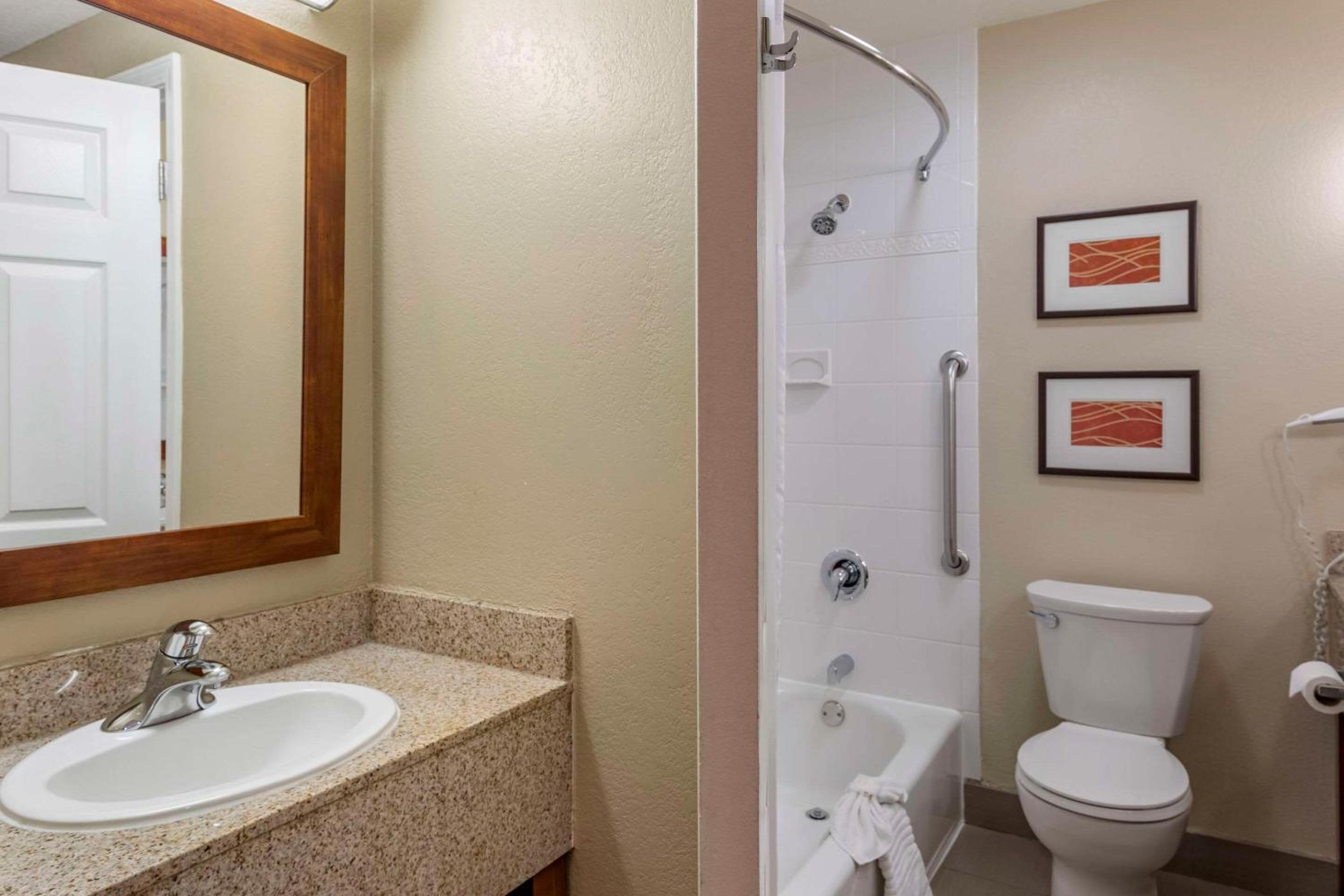 Ventura Vacations - Comfort Inn Suites Ventura Beach - Property Image 23