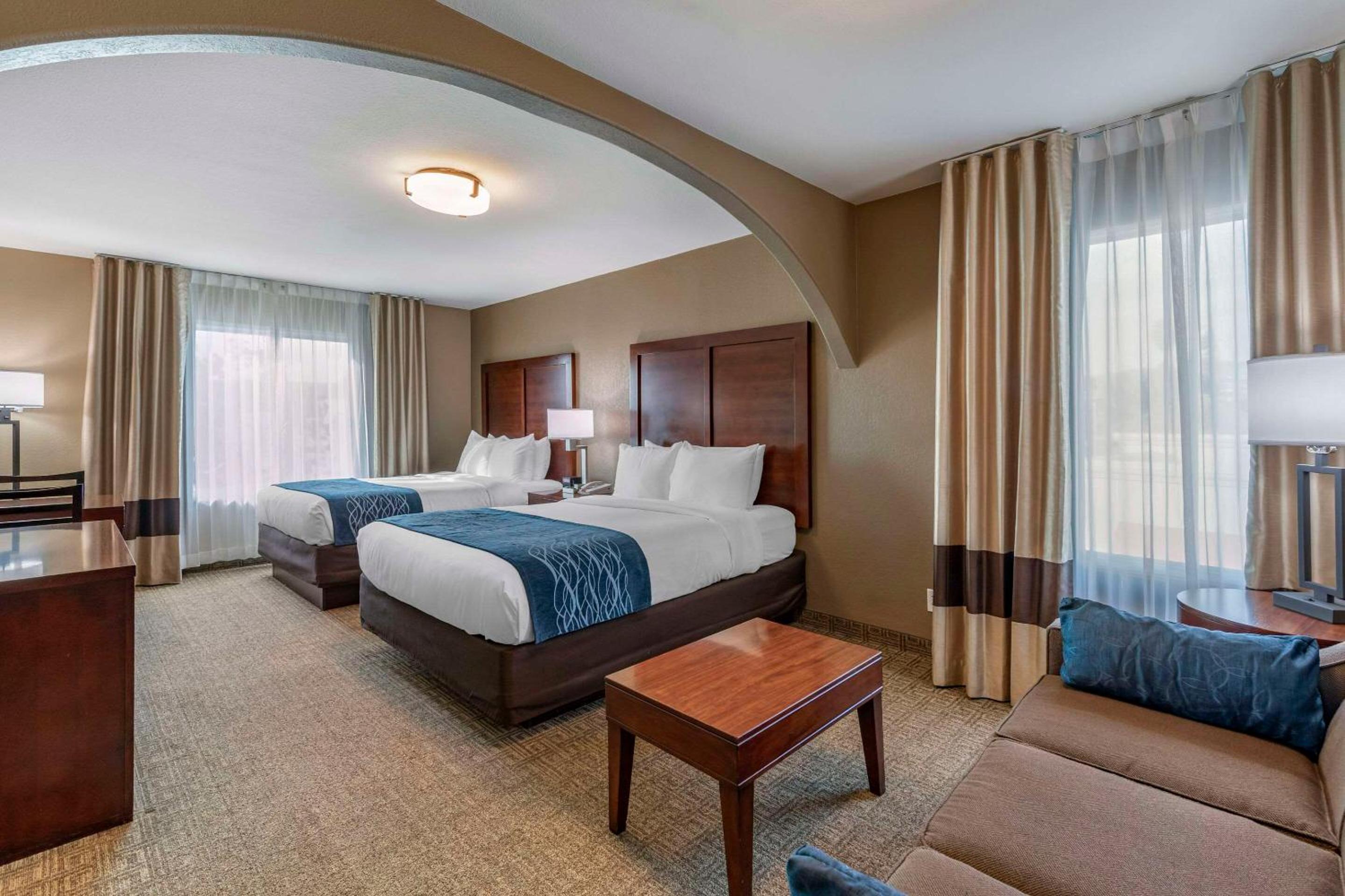 Ventura Vacations - Comfort Inn Suites Ventura Beach - Property Image 17