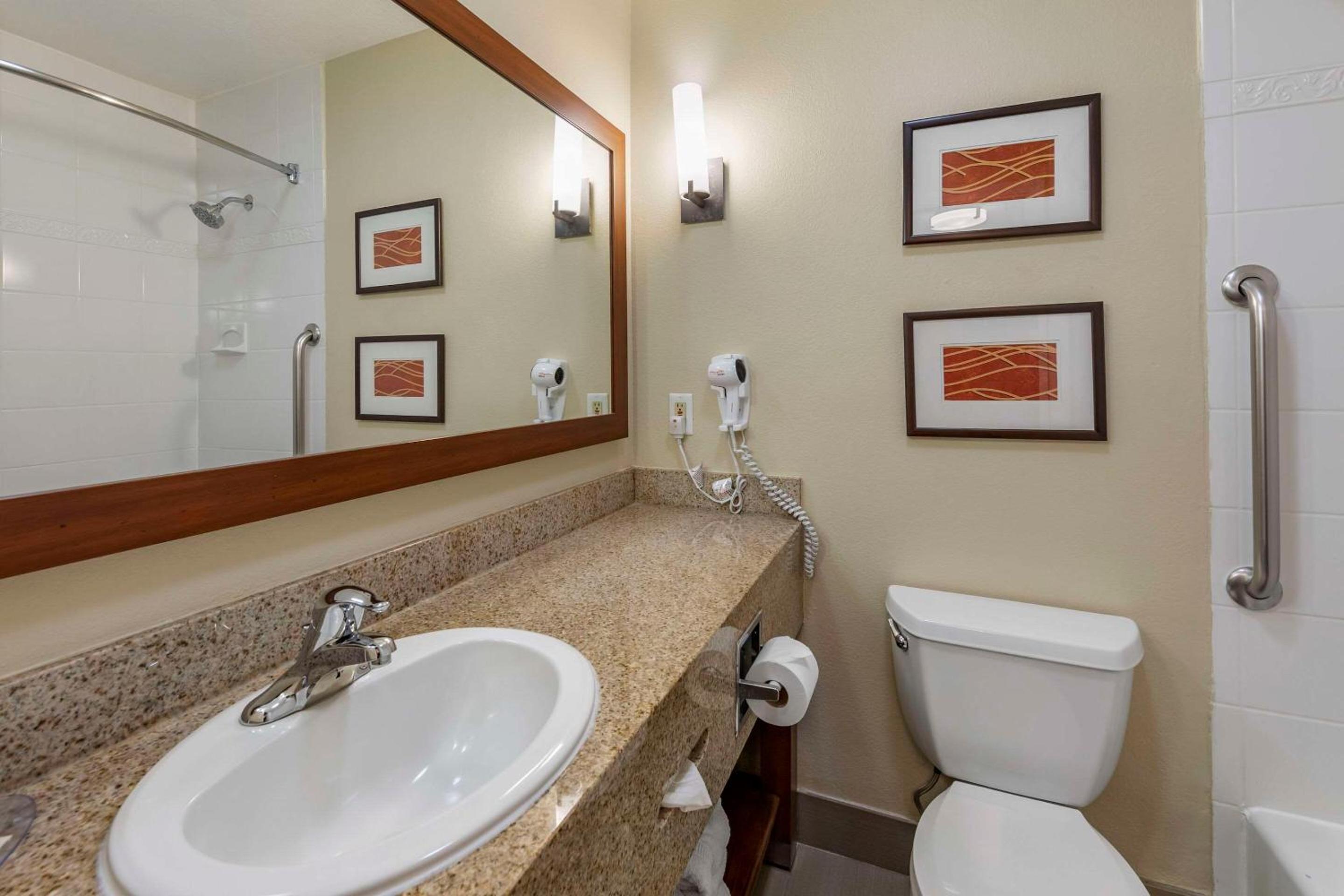 Ventura Vacations - Comfort Inn Suites Ventura Beach - Property Image 4