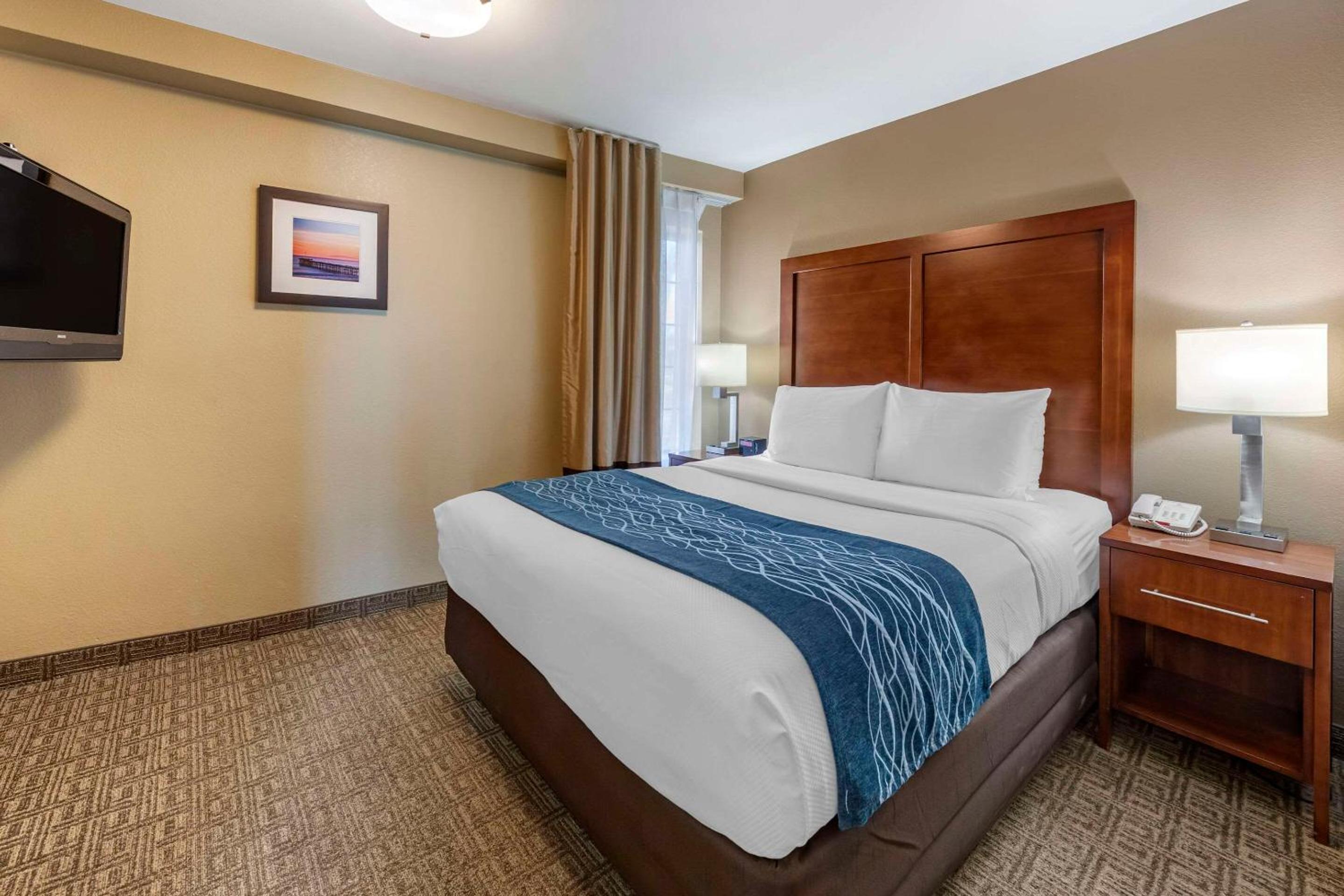 Ventura Vacations - Comfort Inn Suites Ventura Beach - Property Image 9