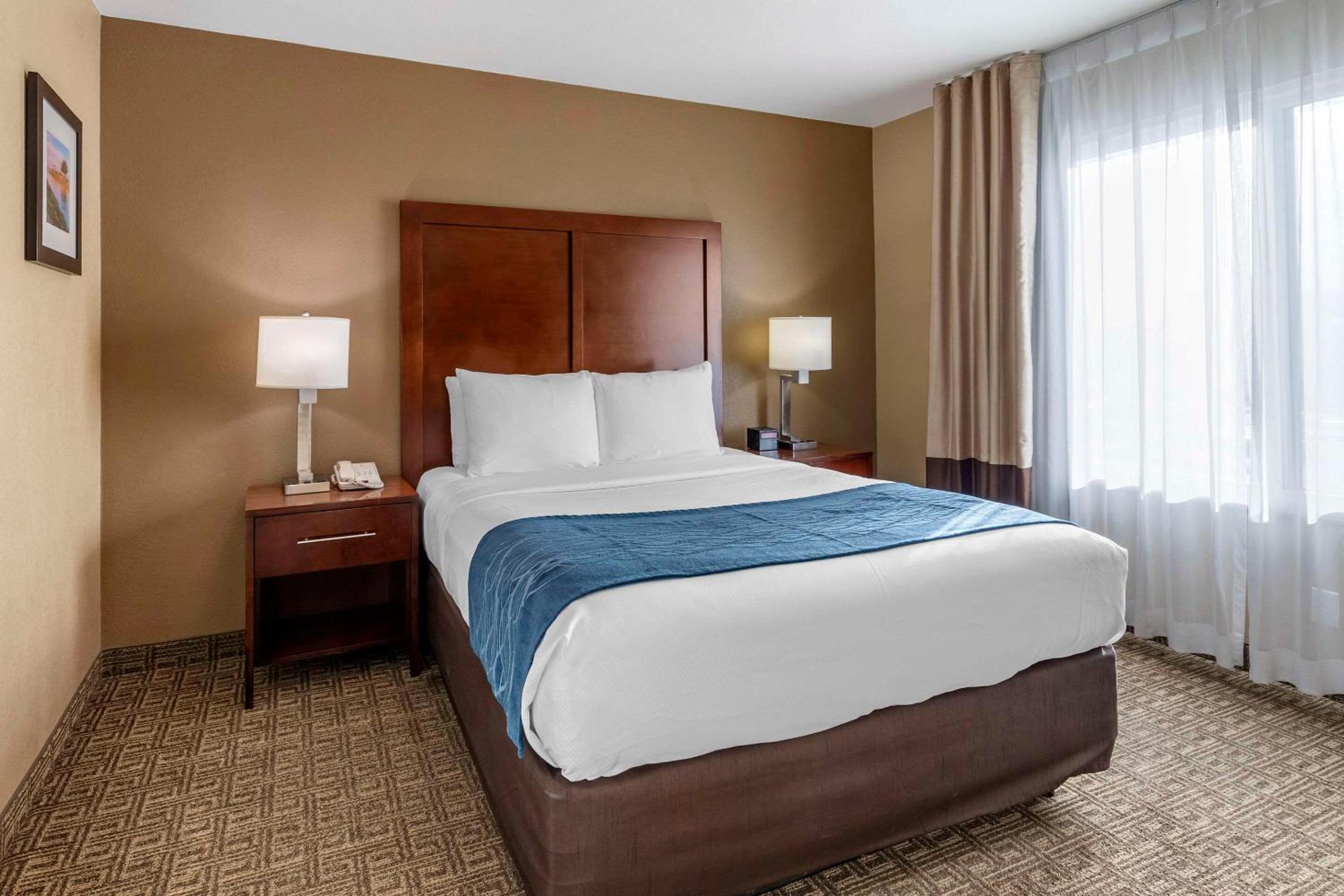 Ventura Vacations - Comfort Inn Suites Ventura Beach - Property Image 1