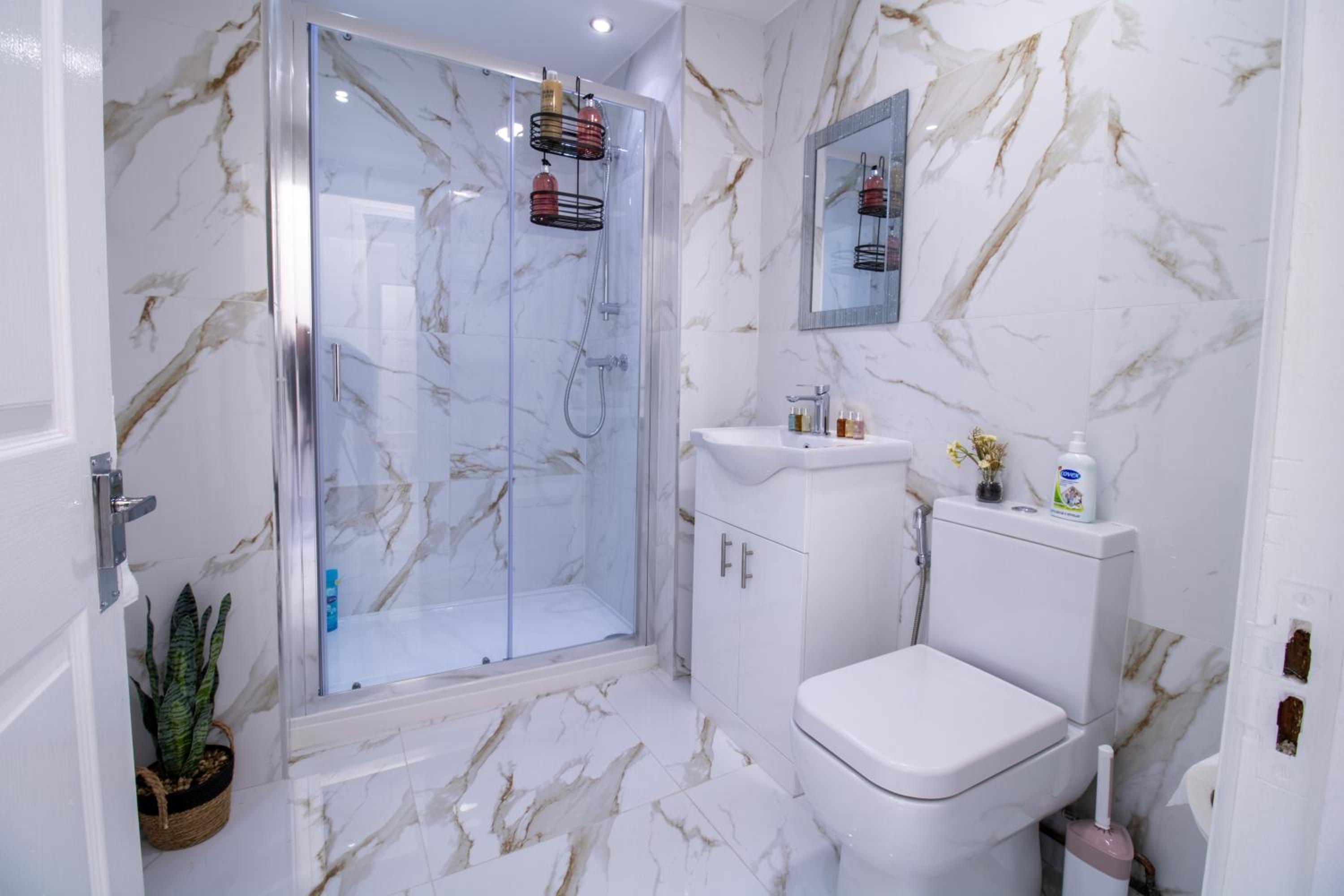 1-Bedroom Flat in London's Top Shopping District 6GC