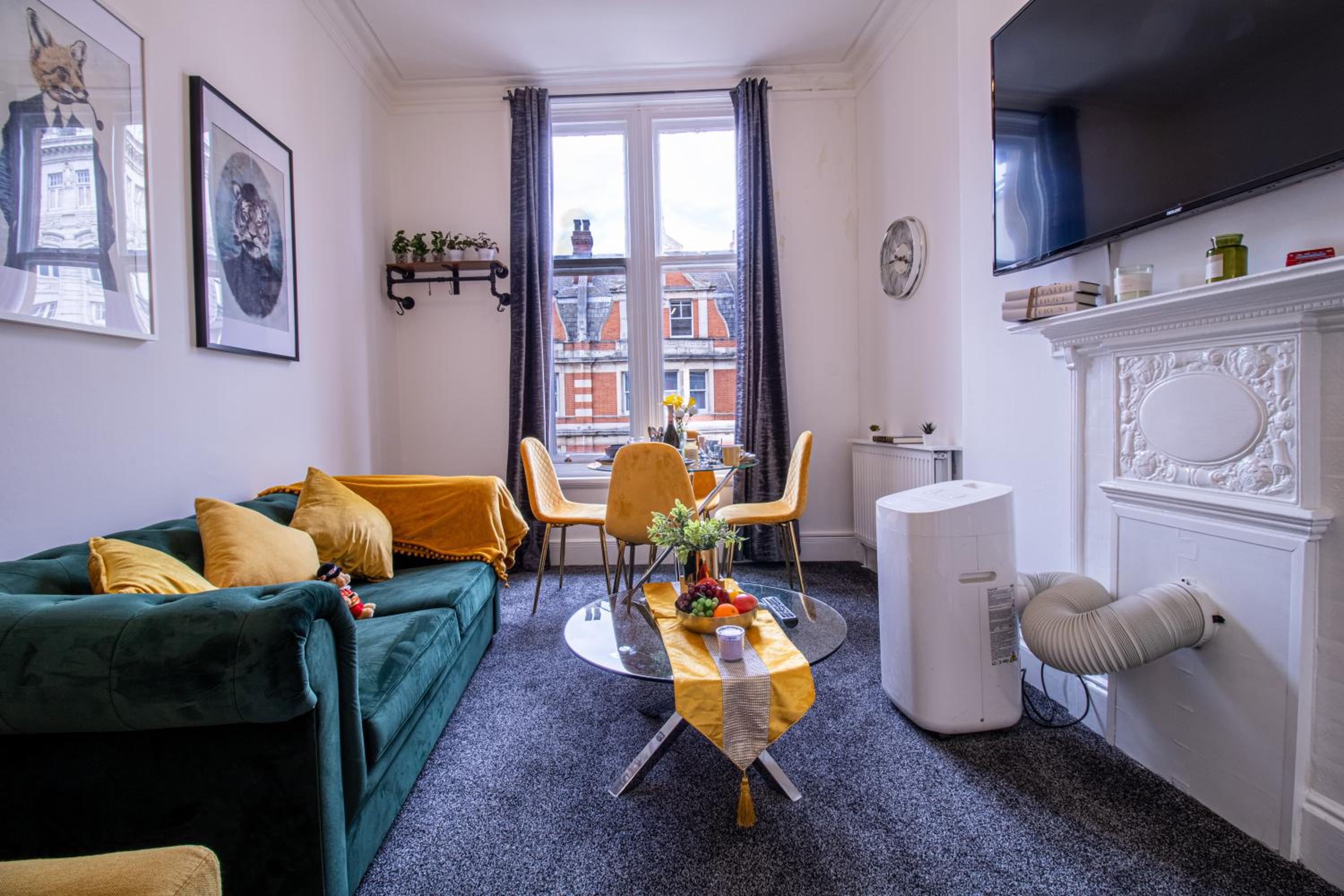 1-Bedroom Flat in London's Top Shopping District 6GC