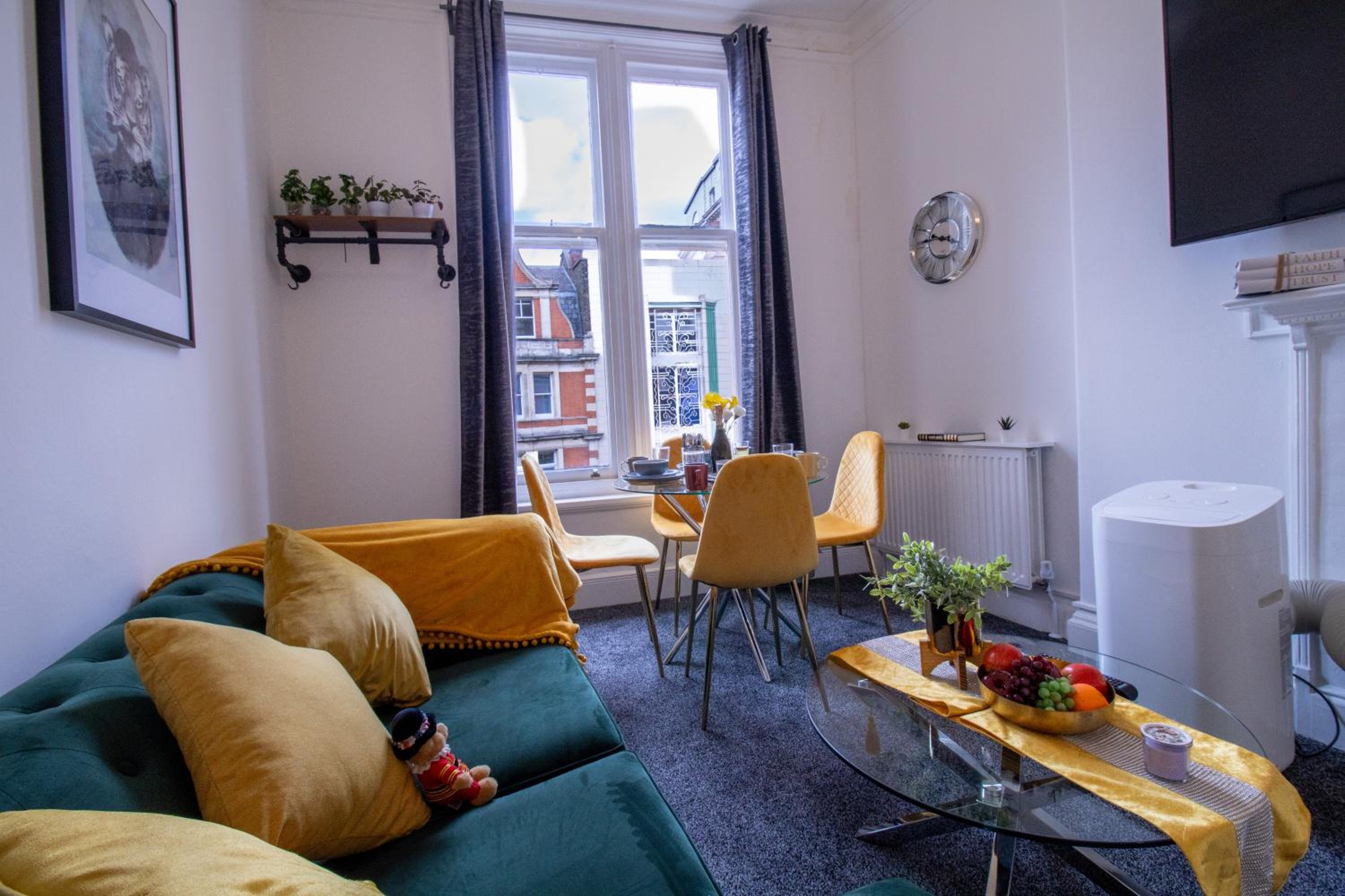 1-Bedroom Flat in London's Top Shopping District 6GC