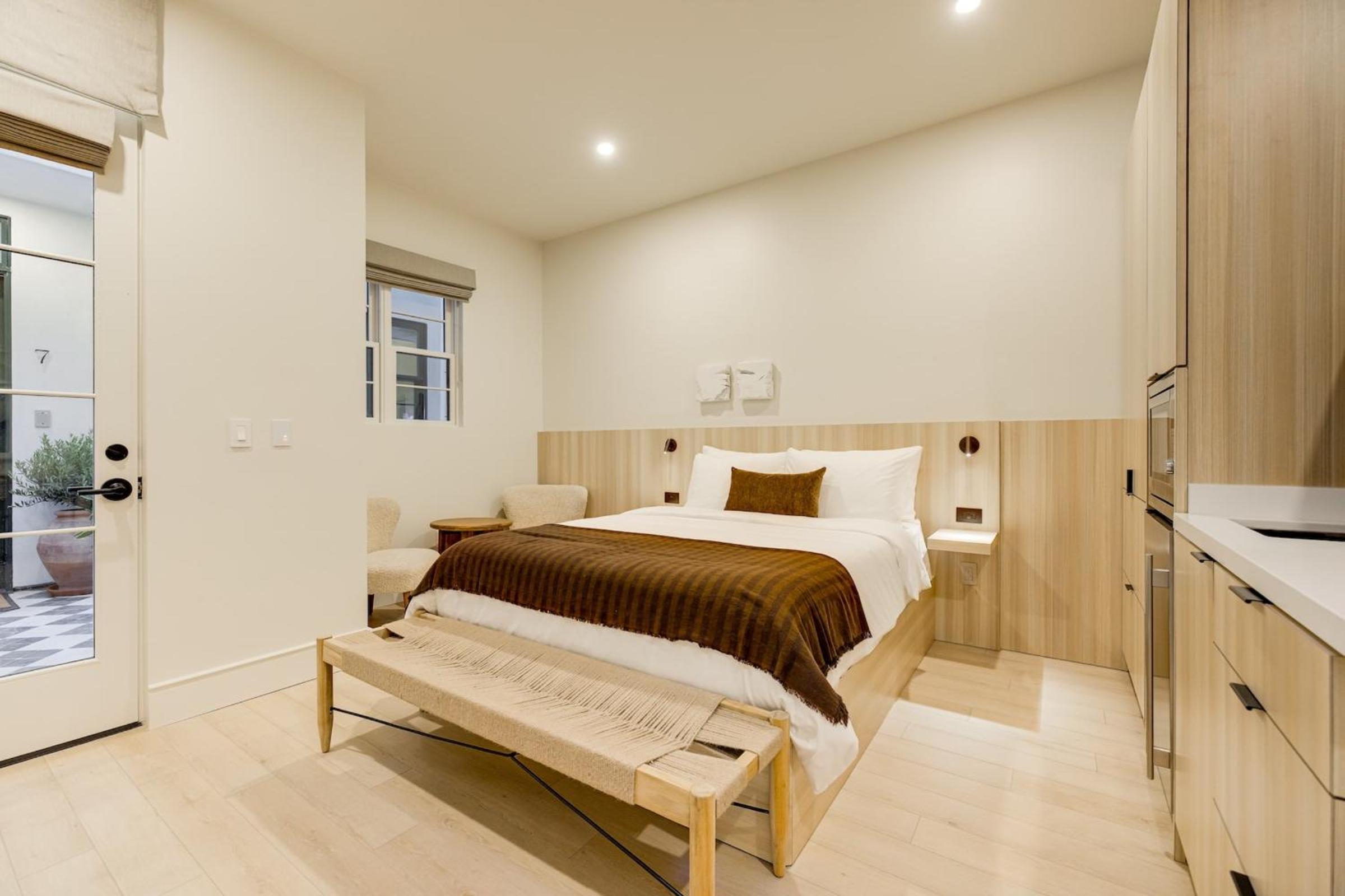 Casa De La Vina - Boutique Suites in Downtown Santa Barbara view 3