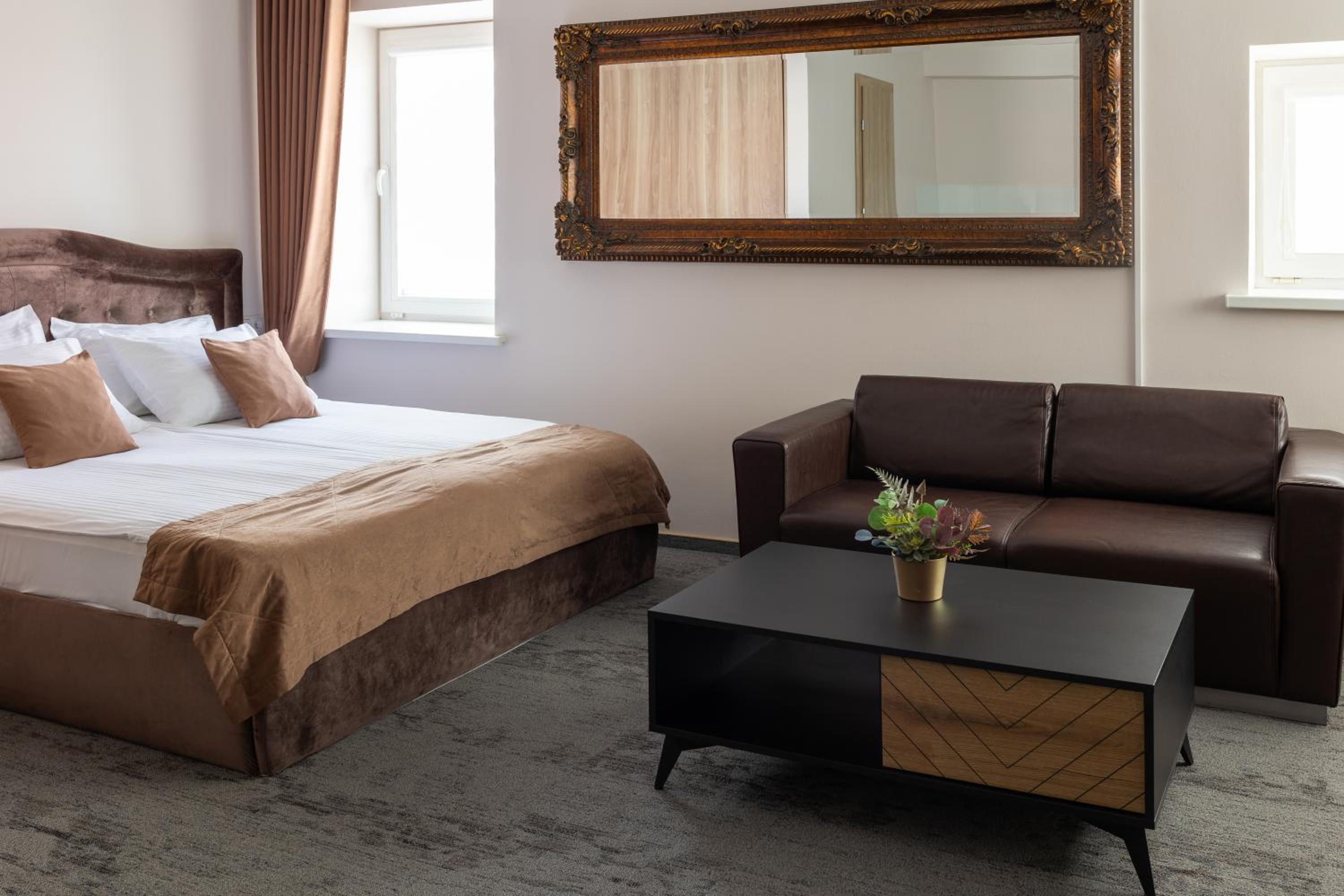 Hotel Svečių Namai TEN - Image 1