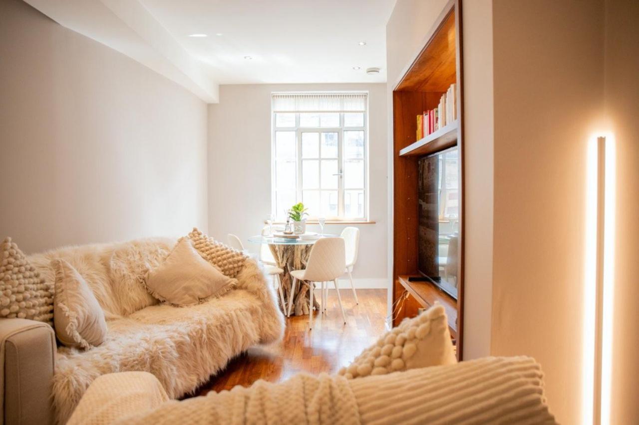 Luxury 1BR Apartment in Leeds City Centre view 3