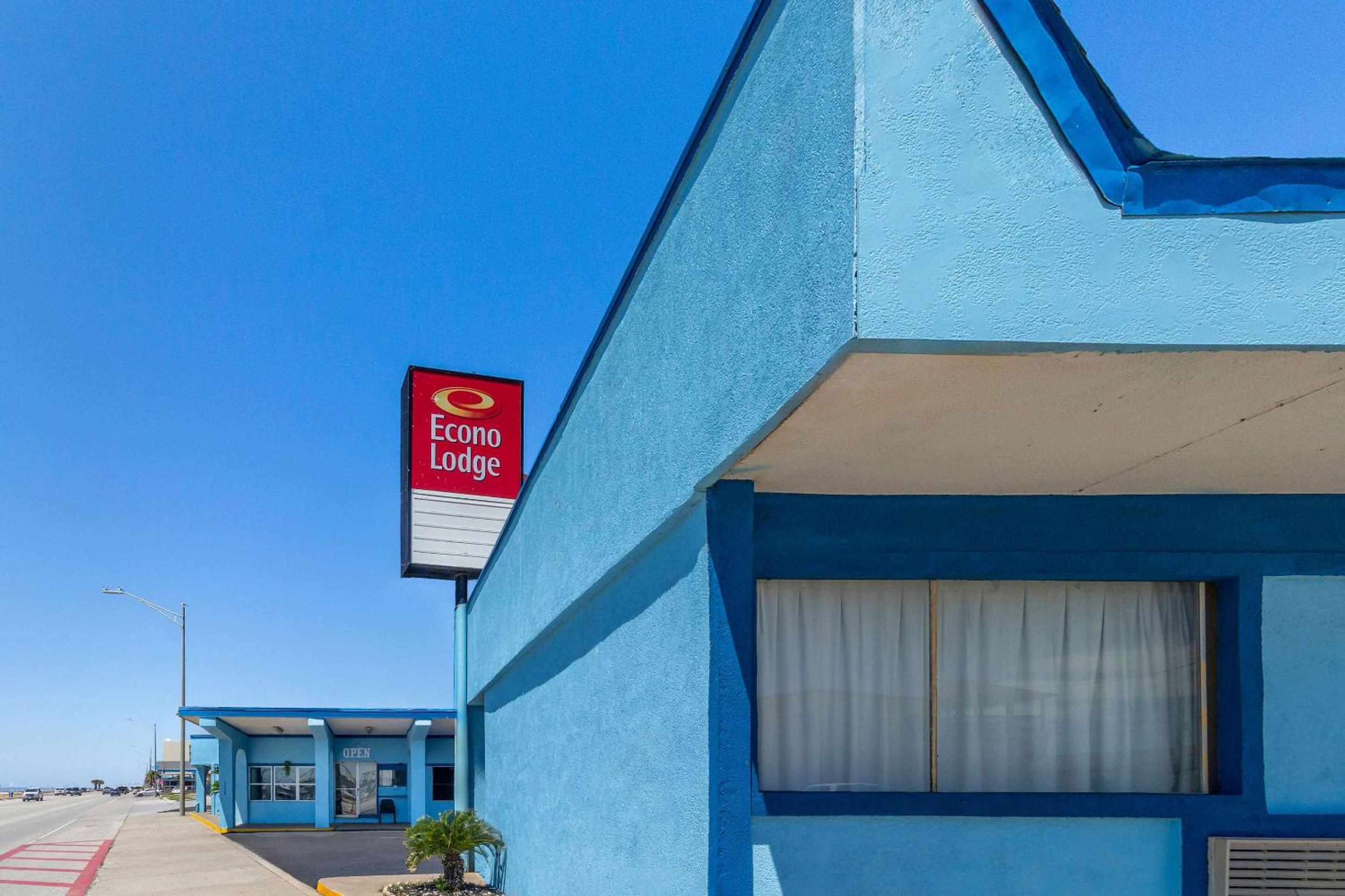 Econo Lodge Galveston Seawall view 2