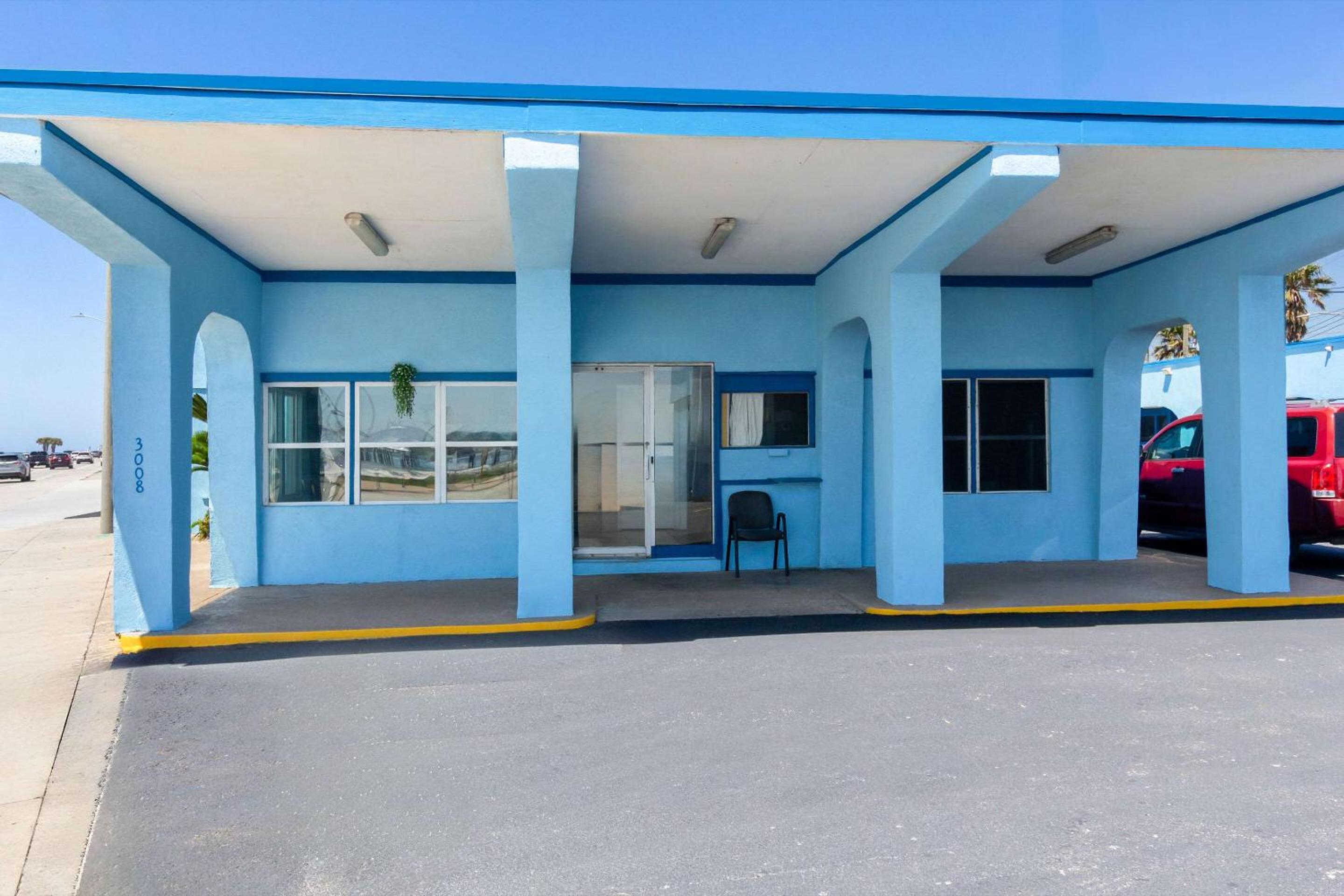 Econo Lodge Galveston Seawall view 5