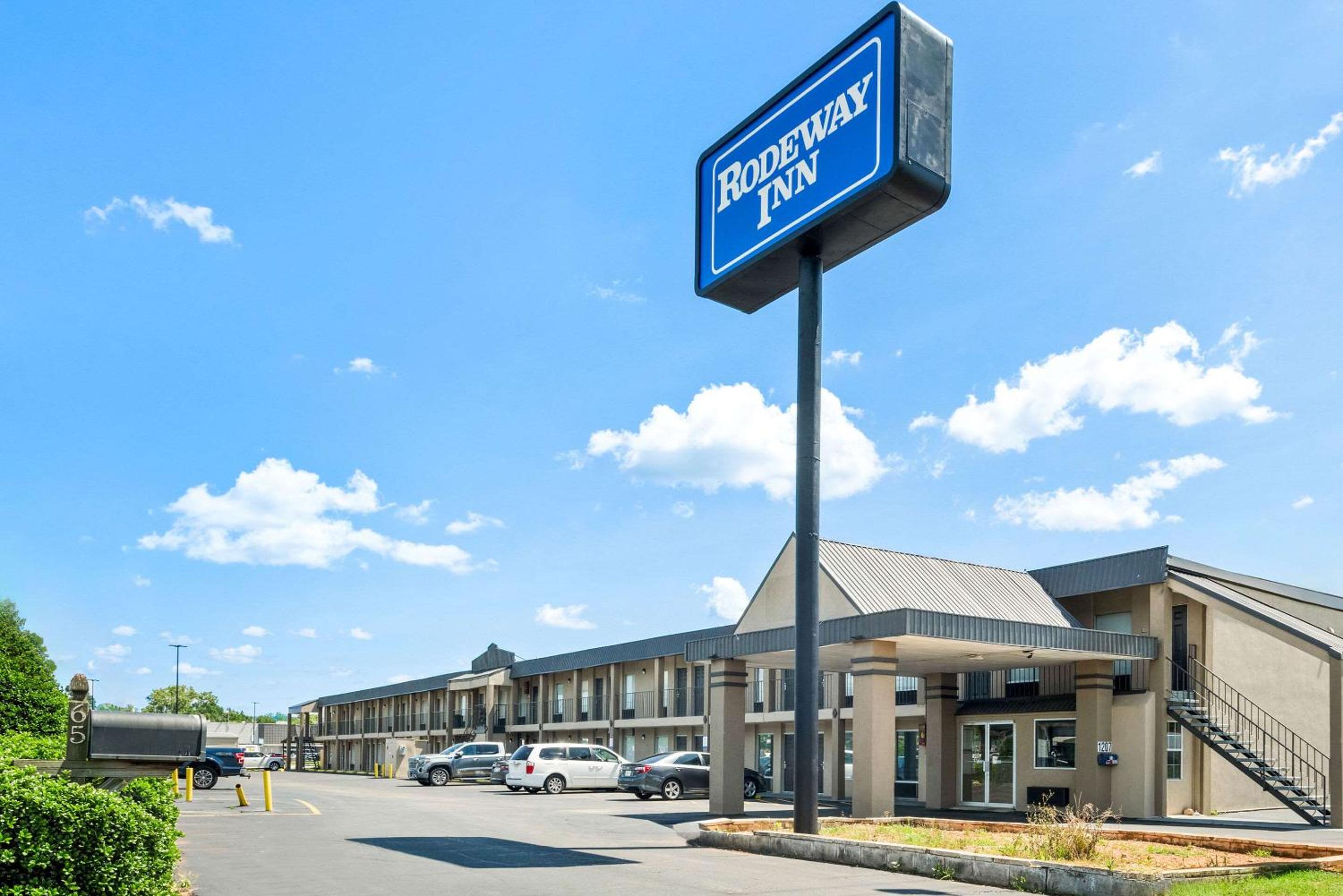 Oxford Vacations - Rodeway Inn Oxford - Property Image 1