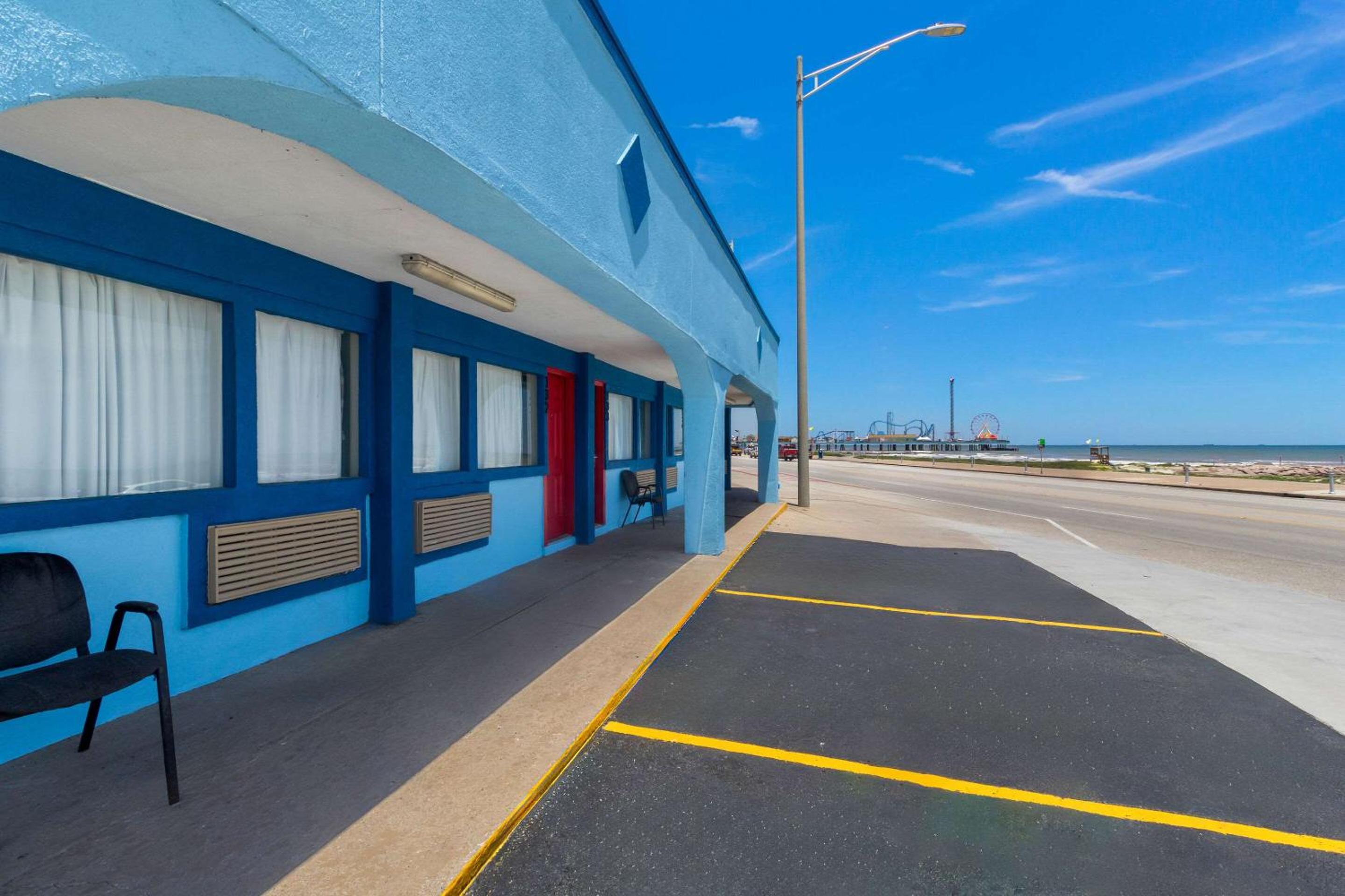 Hotel Econo Lodge Galveston Seawall - Image 1