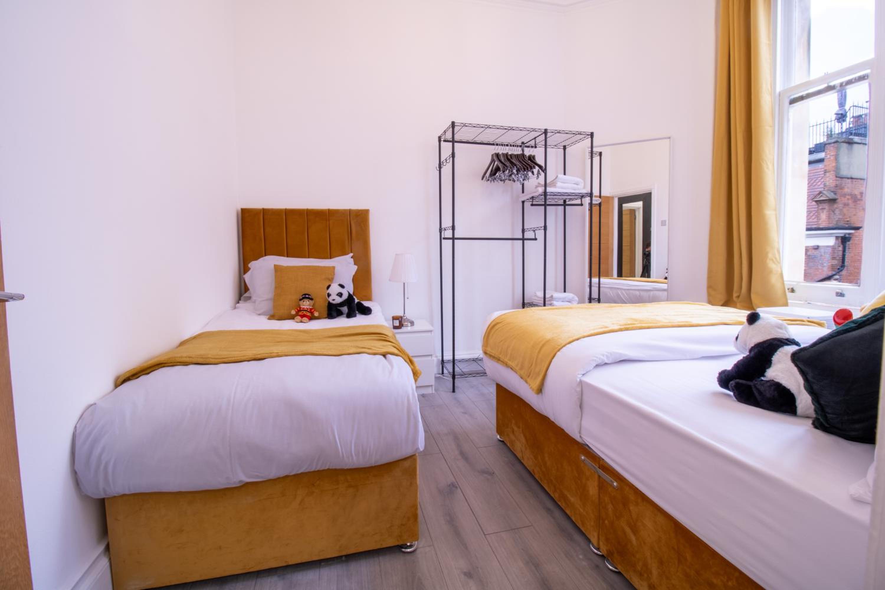 Spacious 3-Bedroom Residence in Exclusive Mayfair 7GC