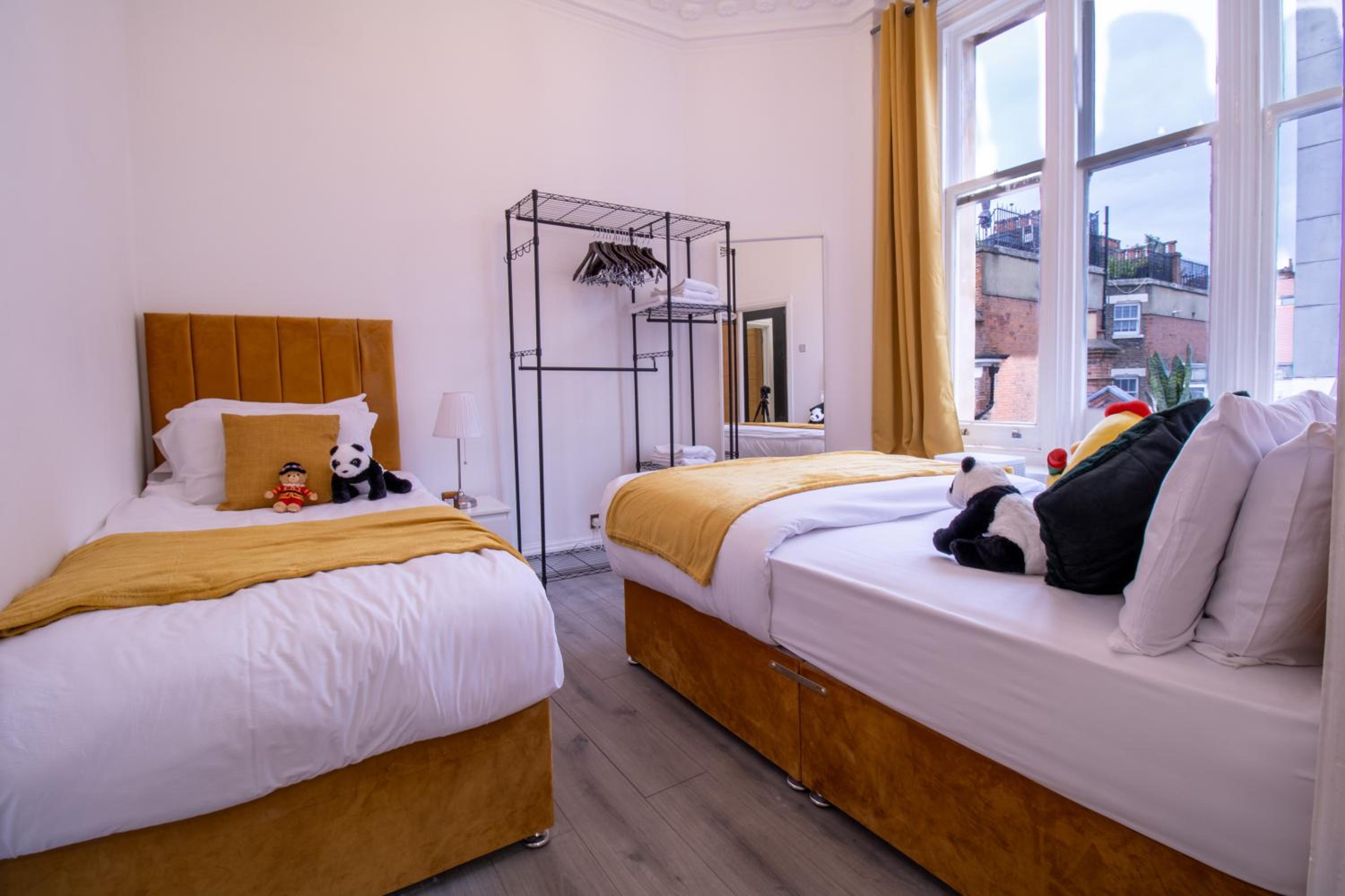 Spacious 3-Bedroom Residence in Exclusive Mayfair 7GC