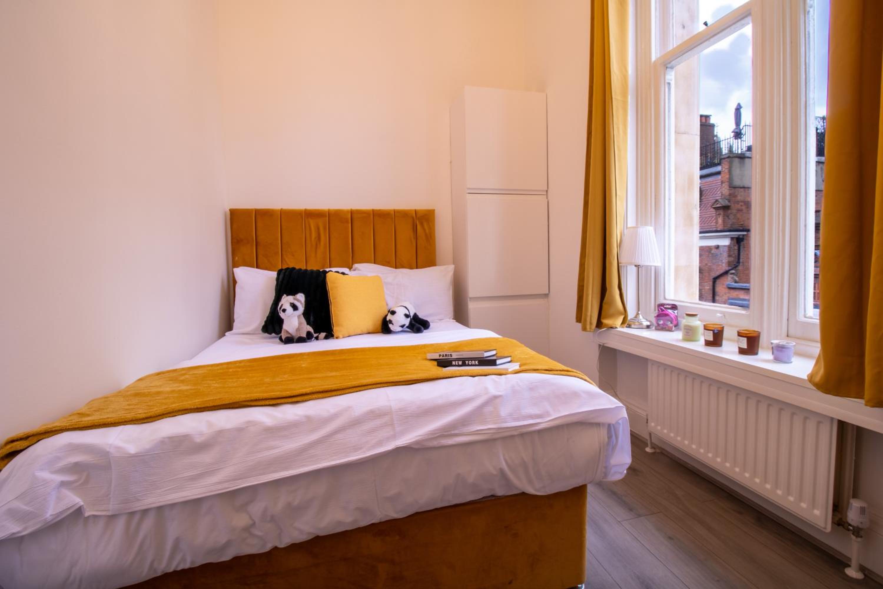 Spacious 3-Bedroom Residence in Exclusive Mayfair 7GC