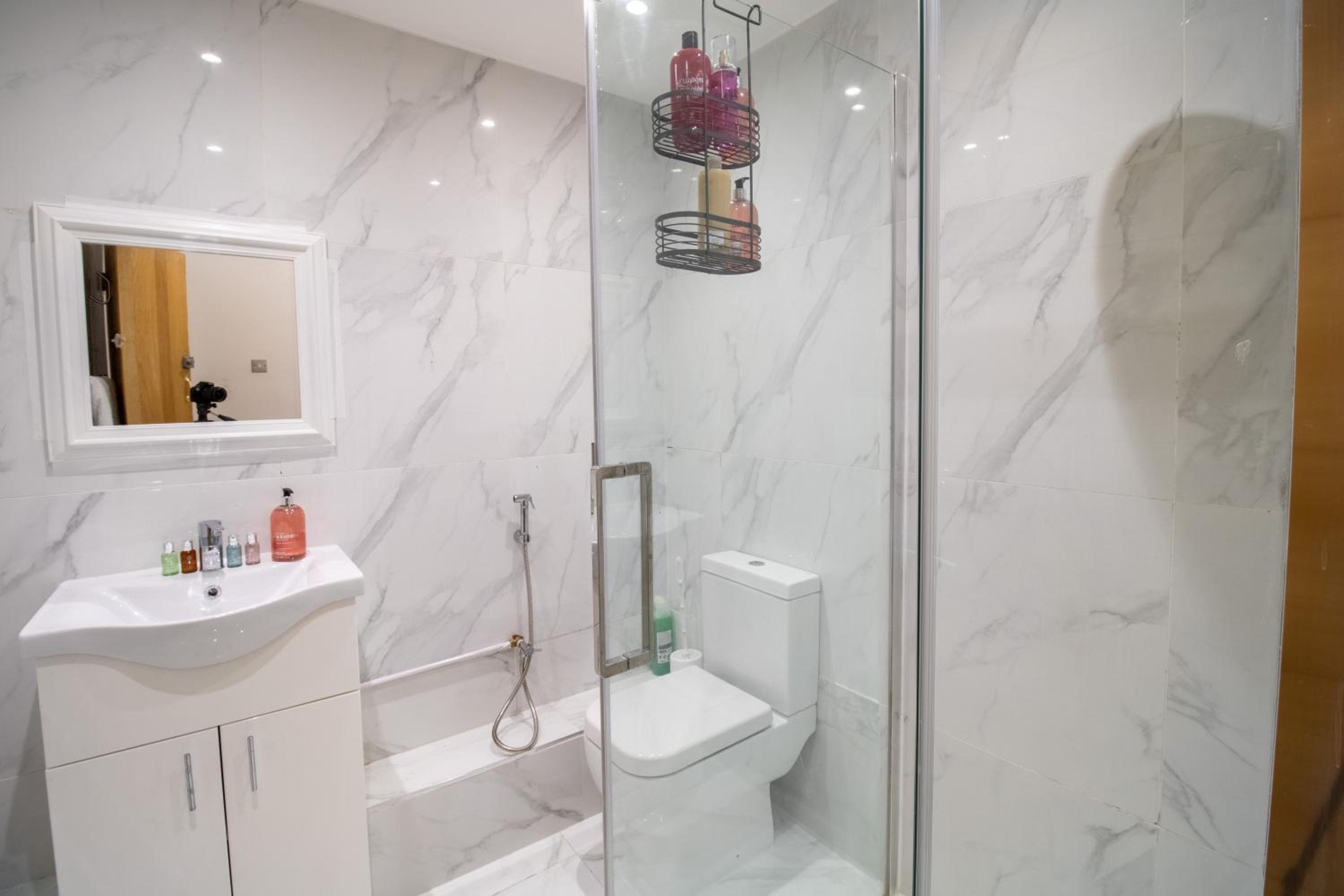 Spacious 3-Bedroom Residence in Exclusive Mayfair 7GC