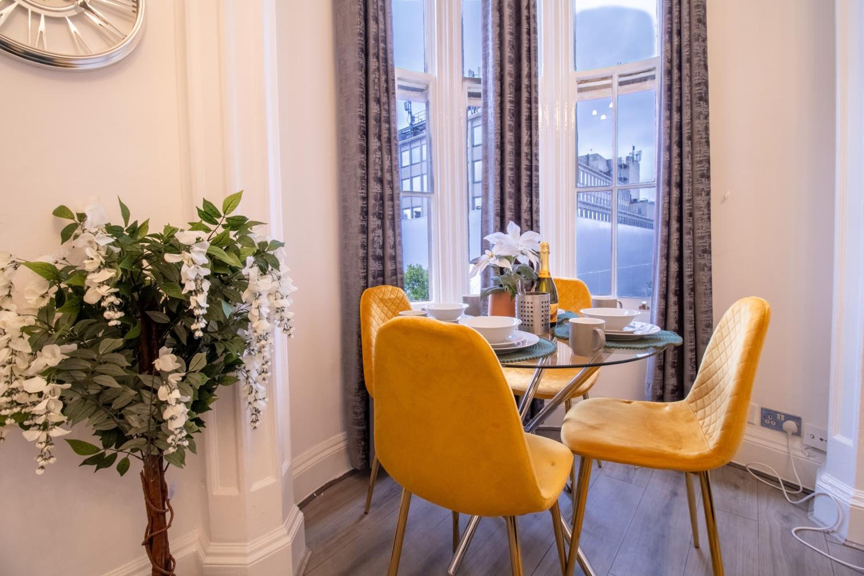 Spacious 3-Bedroom Residence in Exclusive Mayfair 7GC