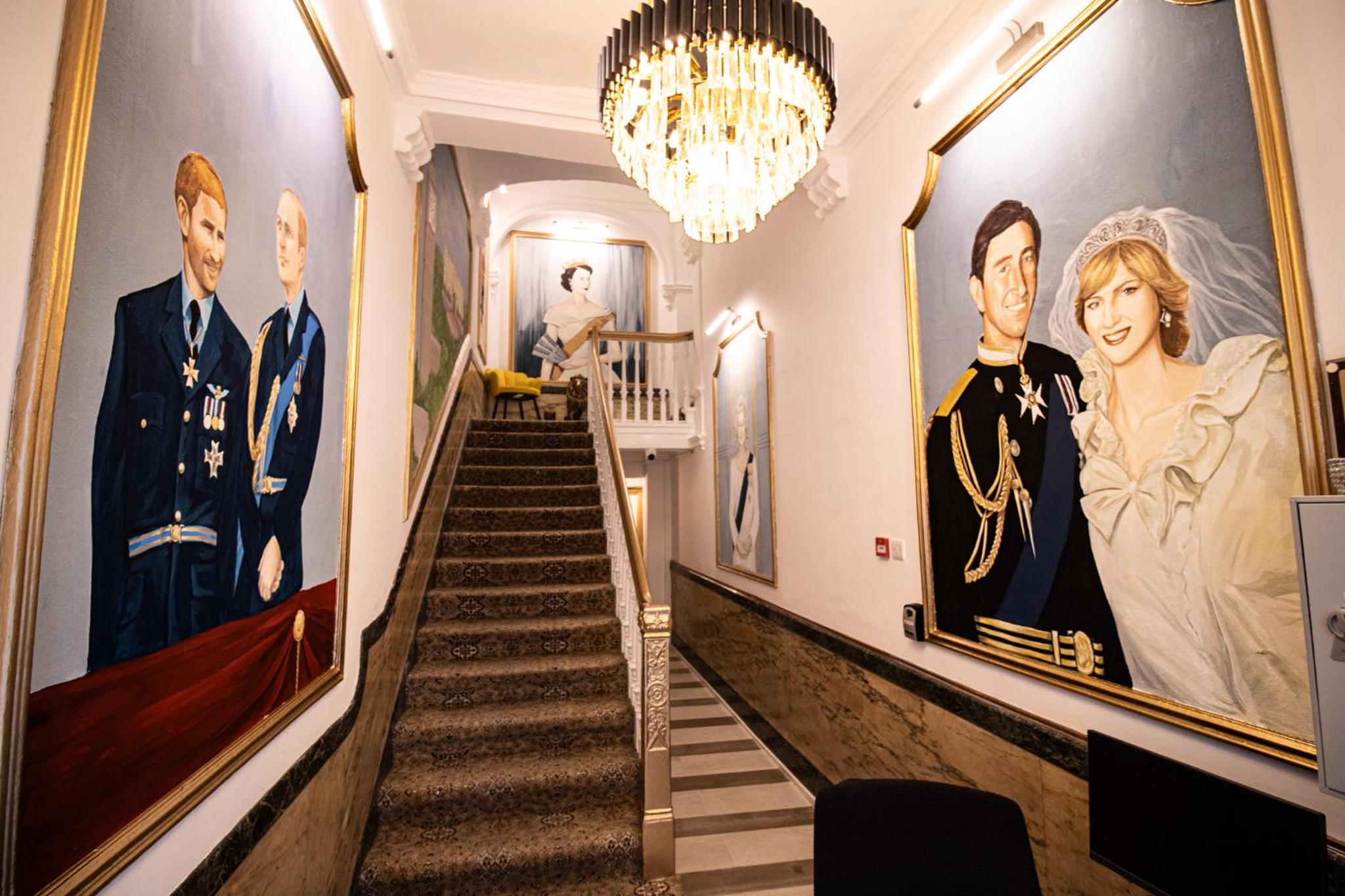Spacious 3-Bedroom Residence in Exclusive Mayfair 7GC