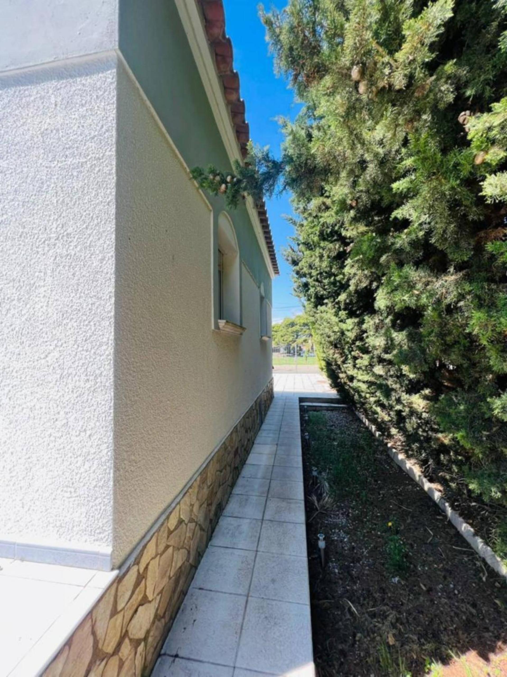 Casa con piscina y amarre soleada