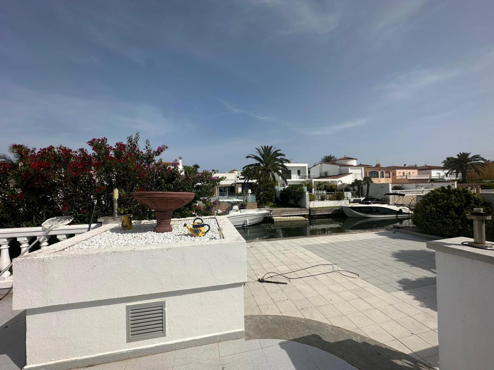 Casa con piscina y amarre soleada