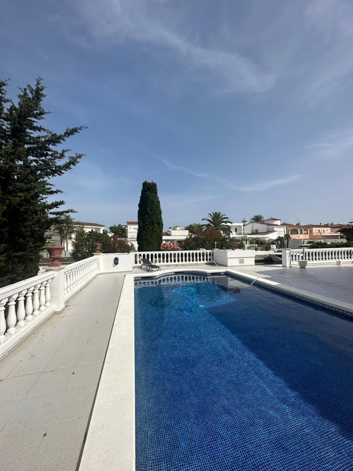 Casa con piscina y amarre soleada
