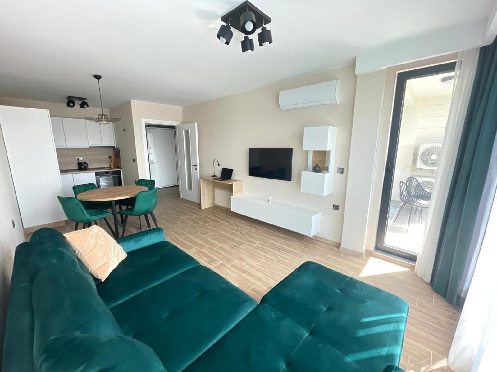 Modern 1BR Apart FREE Parking with Hill View
