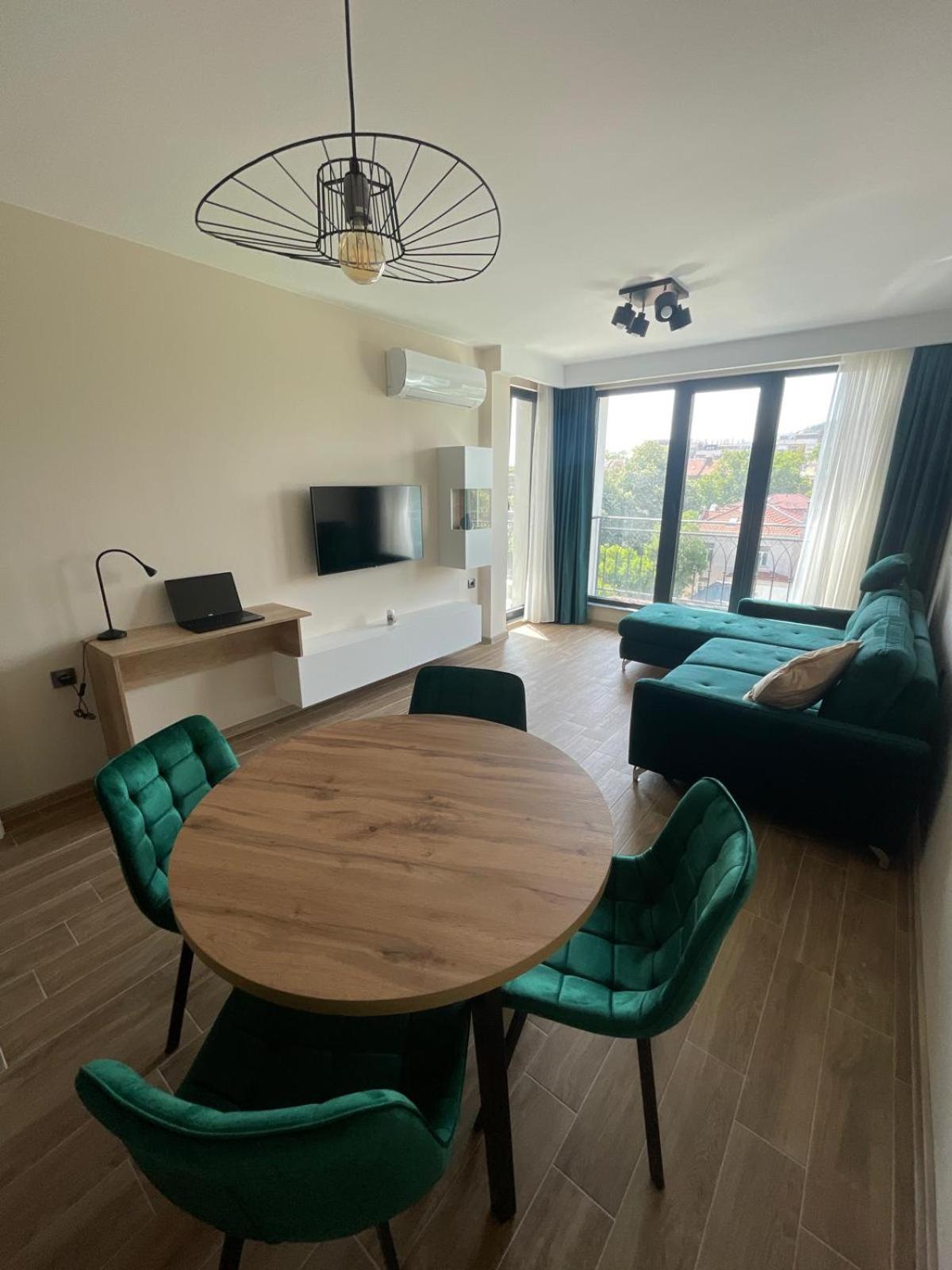 Modern 1BR Apart FREE Parking with Hill View