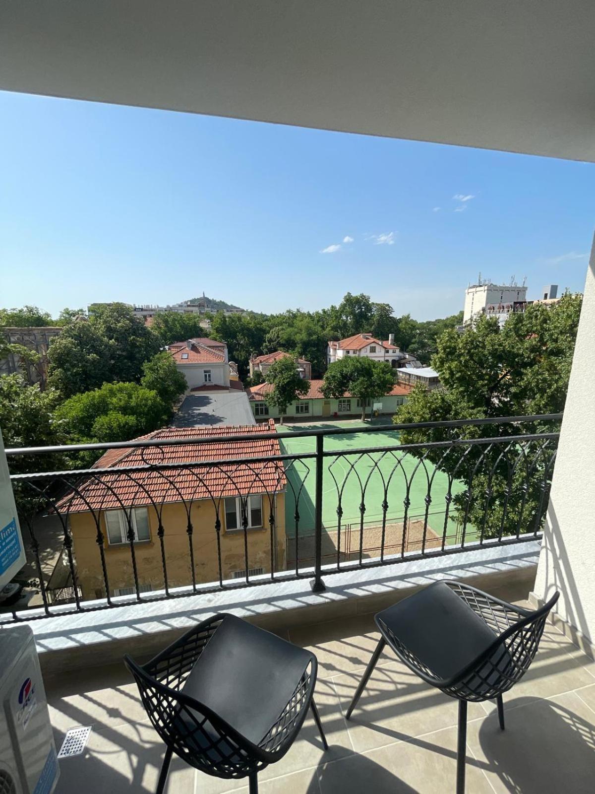 Modern 1BR Apart FREE Parking with Hill View