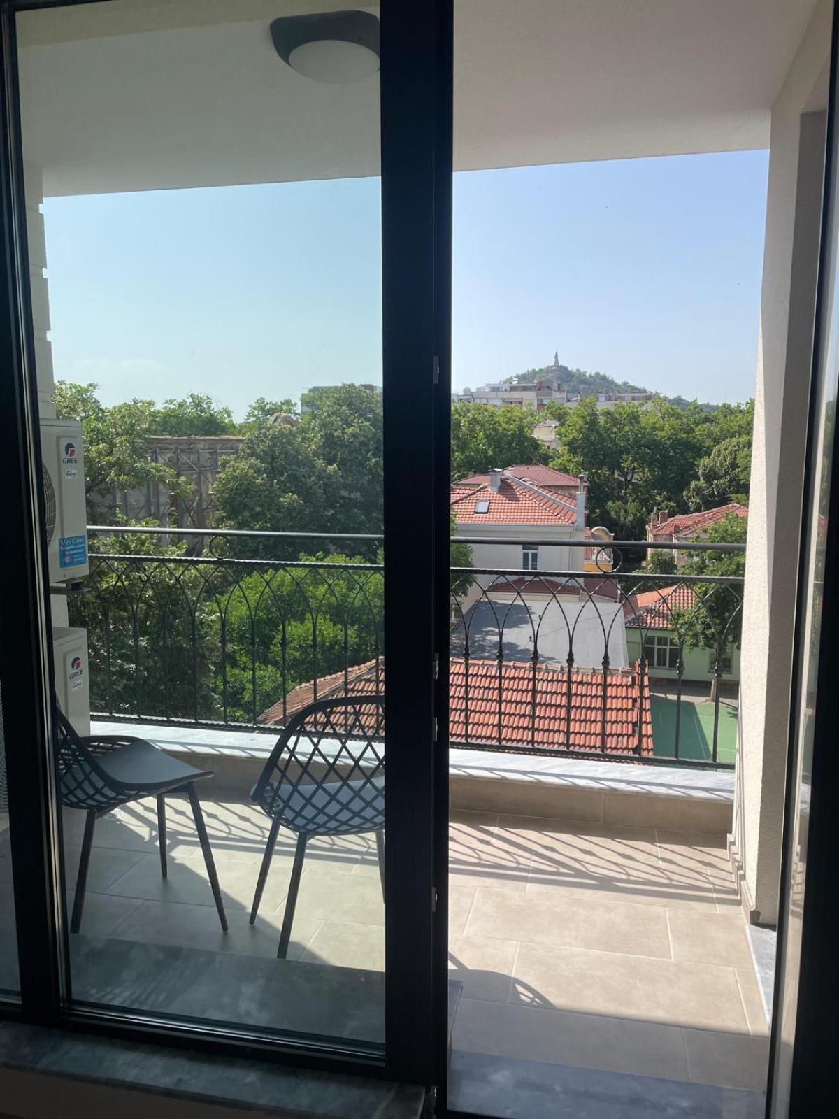 Modern 1BR Apart FREE Parking with Hill View