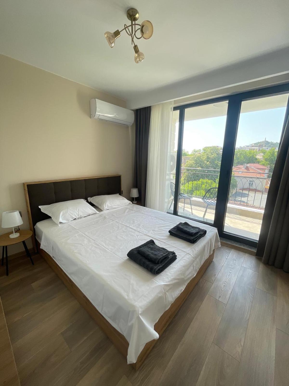 Modern 1BR Apart FREE Parking with Hill View