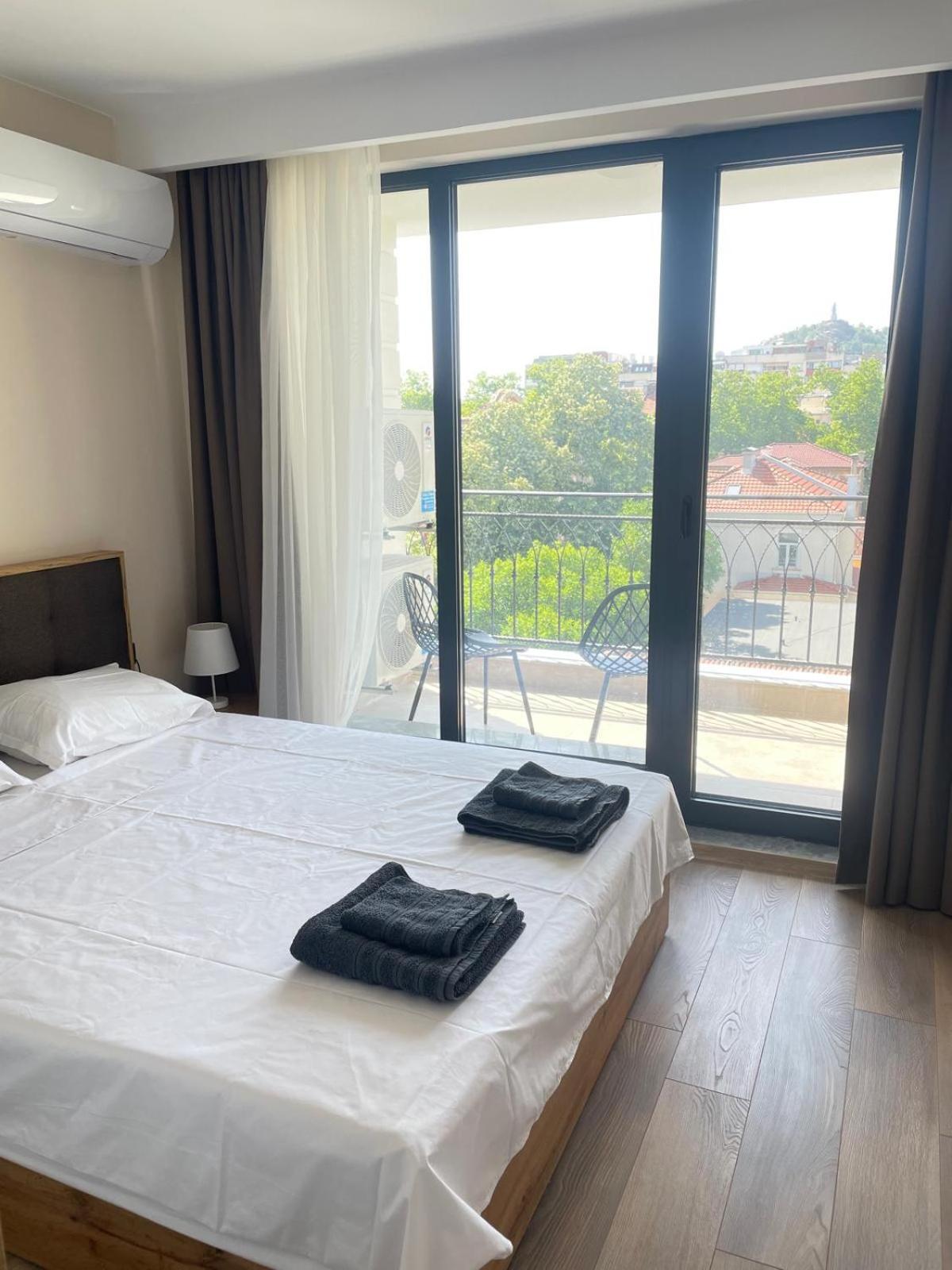 Modern 1BR Apart FREE Parking with Hill View