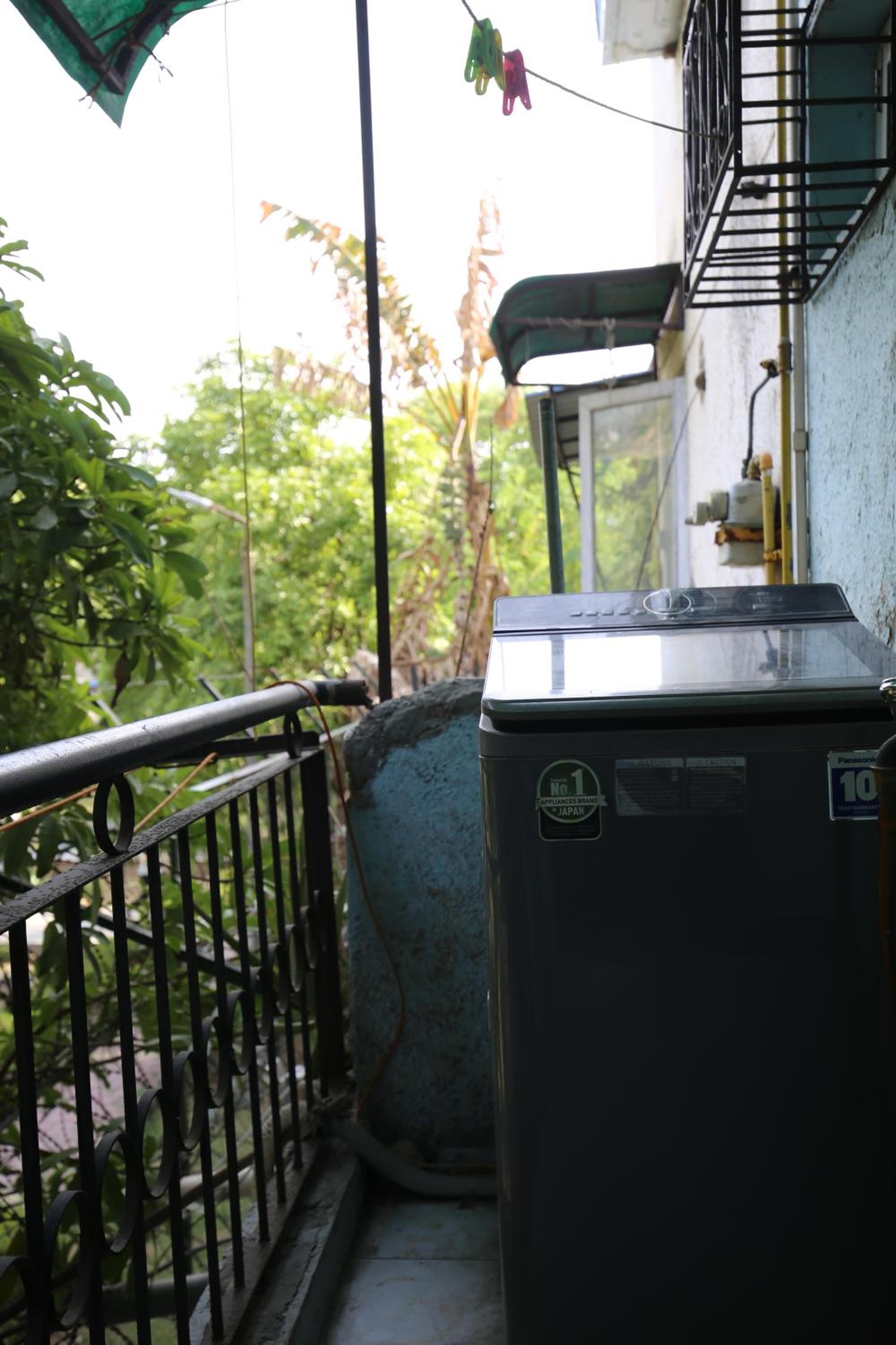 Spacious Room in 2 BHK Flat walking from Metro in Noida
