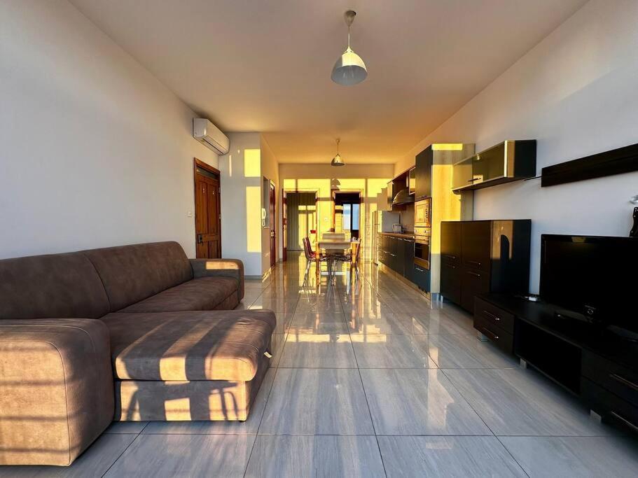 Lovely Penthouse off the Marina view 2