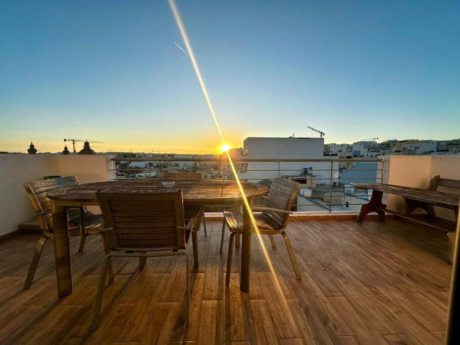 Lovely Penthouse off the Marina view 5