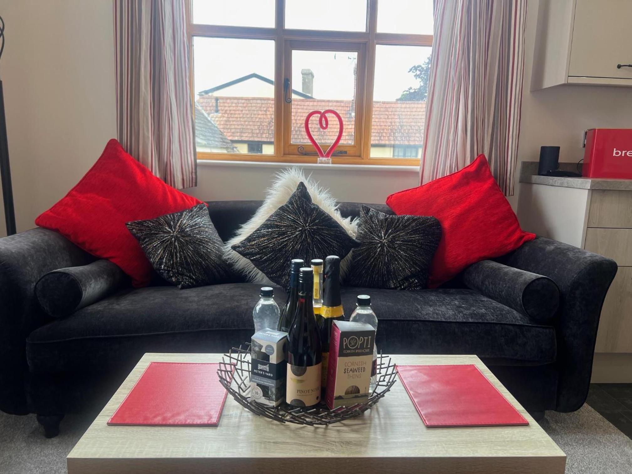 Barnstaple - Apartment- Sleeps 2 - Parking