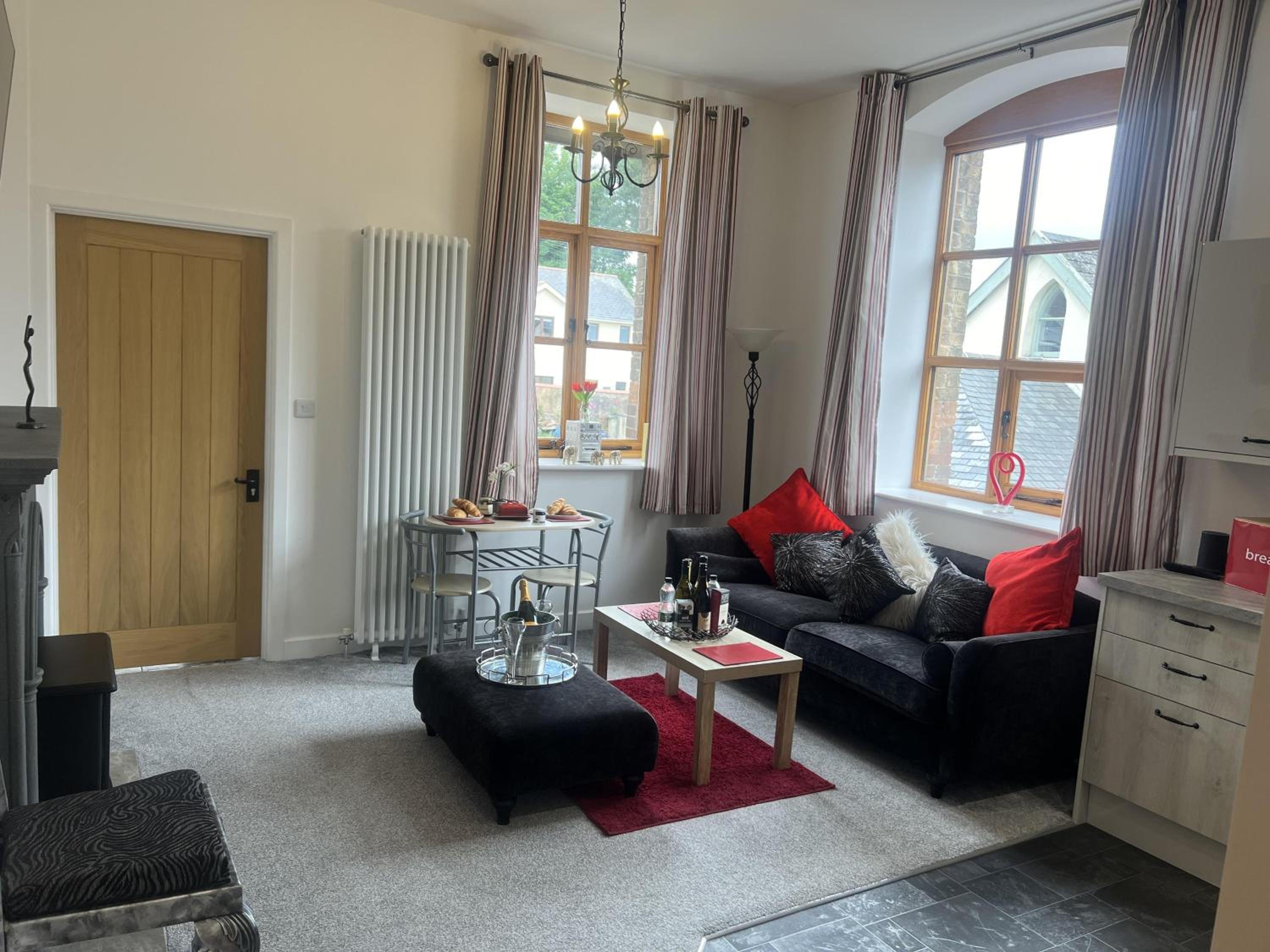 Barnstaple - Apartment- Sleeps 2 - Parking