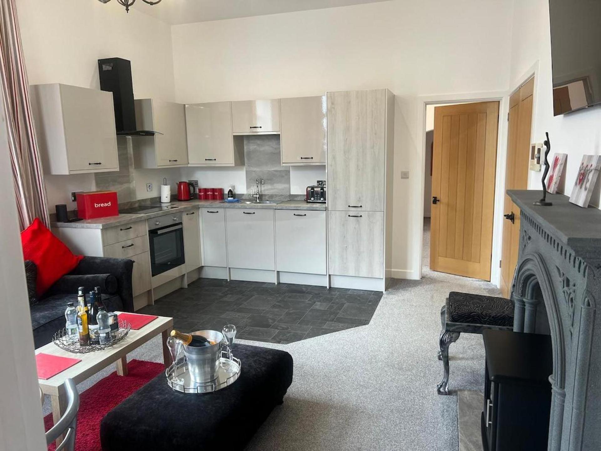 Barnstaple - Apartment- Sleeps 2 - Parking