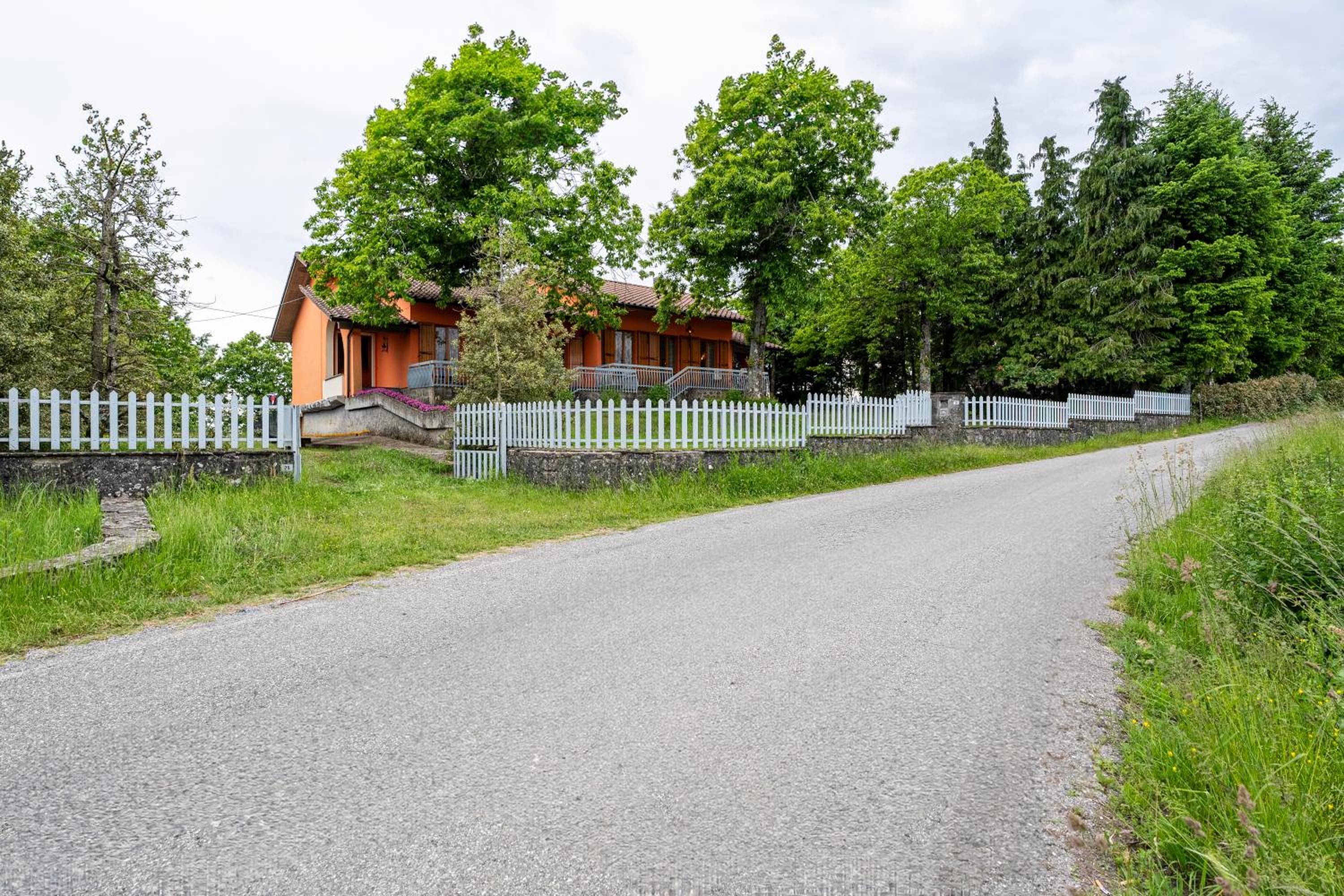 Luxury in the Tuscan Mountains Rustic Villa with WiFi and Park view 4