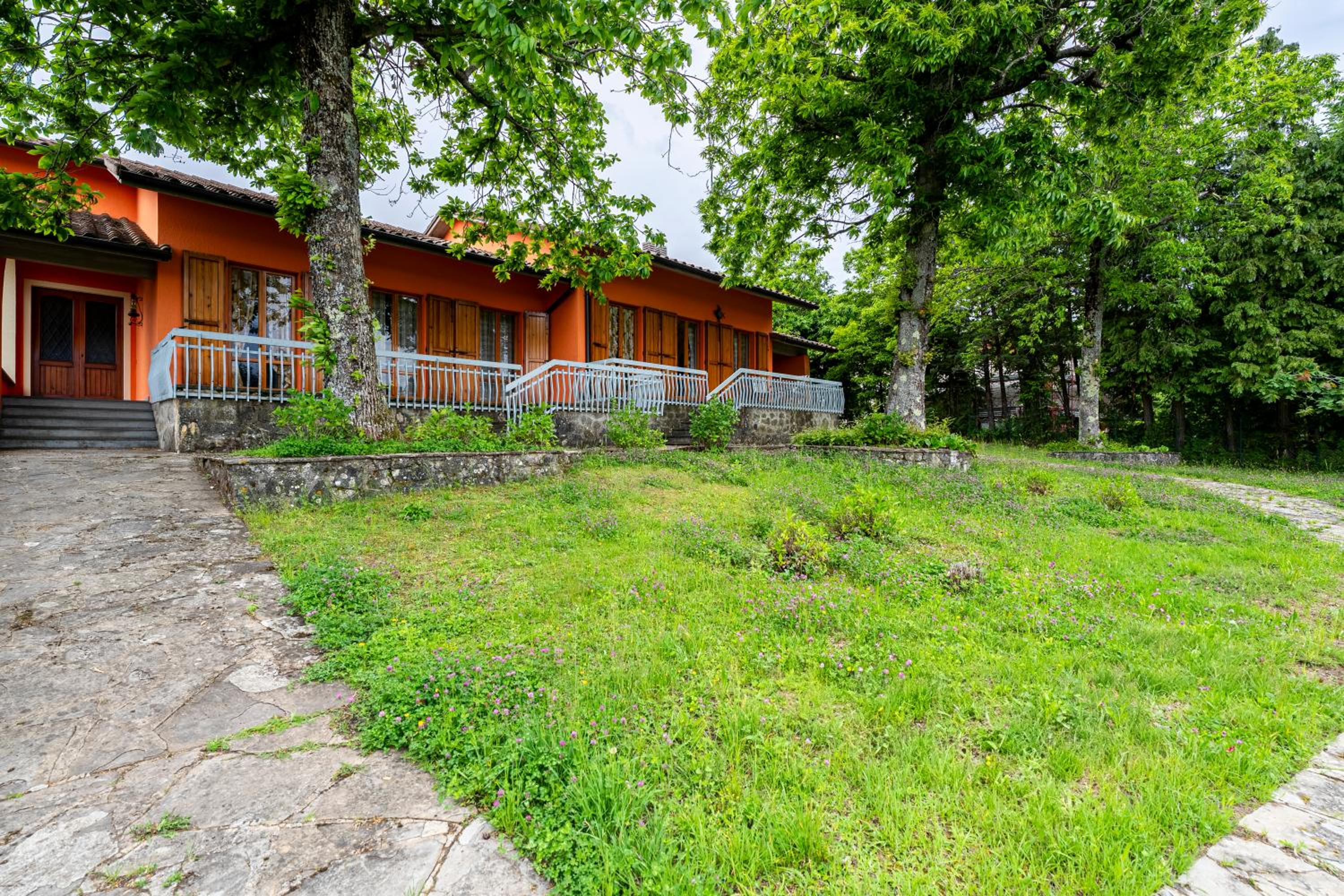 Luxury in the Tuscan Mountains Rustic Villa with WiFi and Park view 3